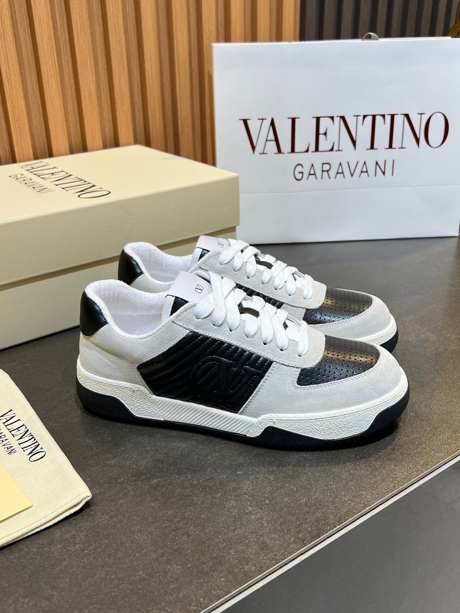 VT 25S Couple Sneakers White Black Calfskin Suede 563102