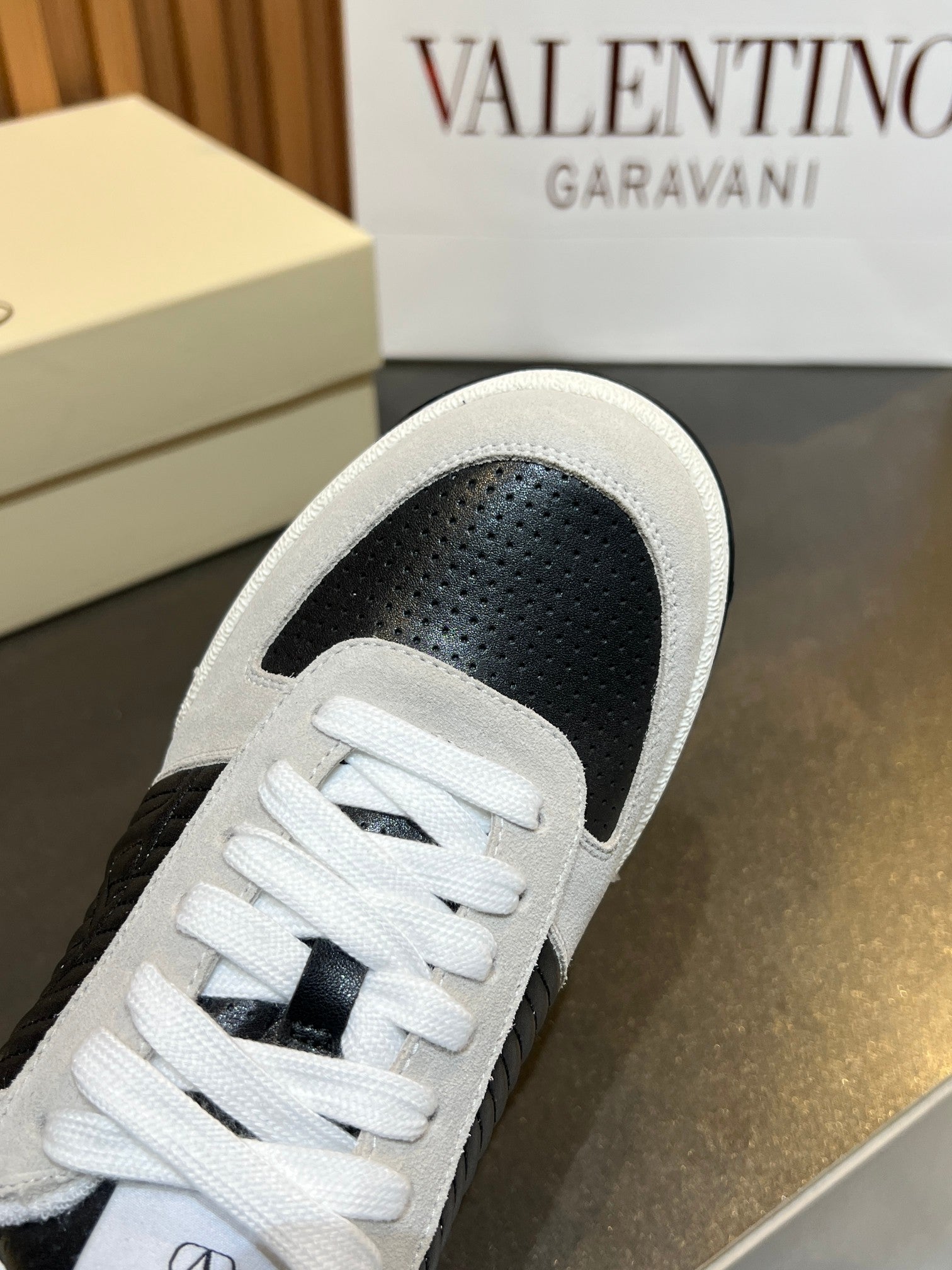 VT 25S Couple Sneakers White Black Calfskin Suede 563102