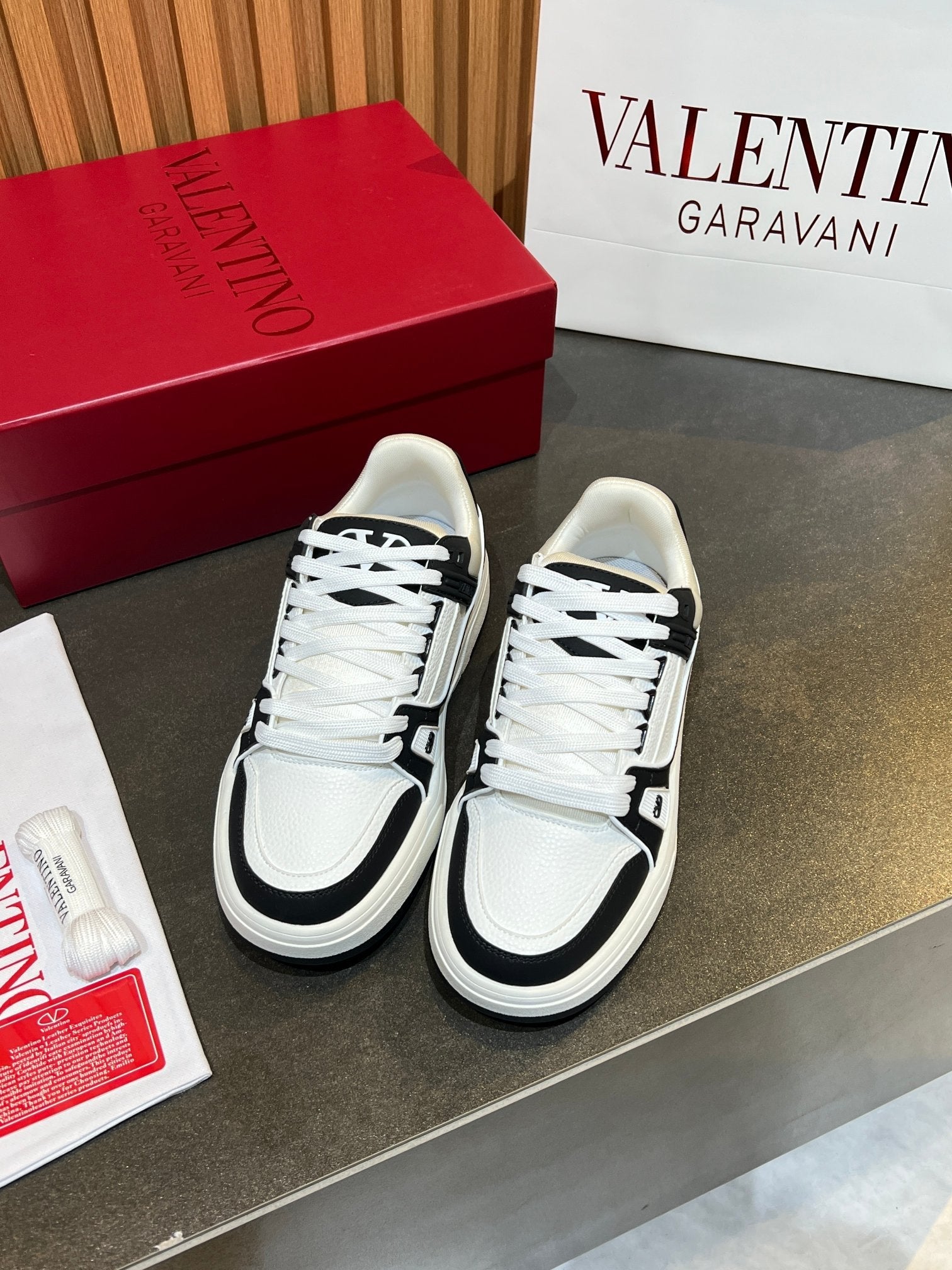 VT 25S Couple Sneakers White Black Calfskin 563116