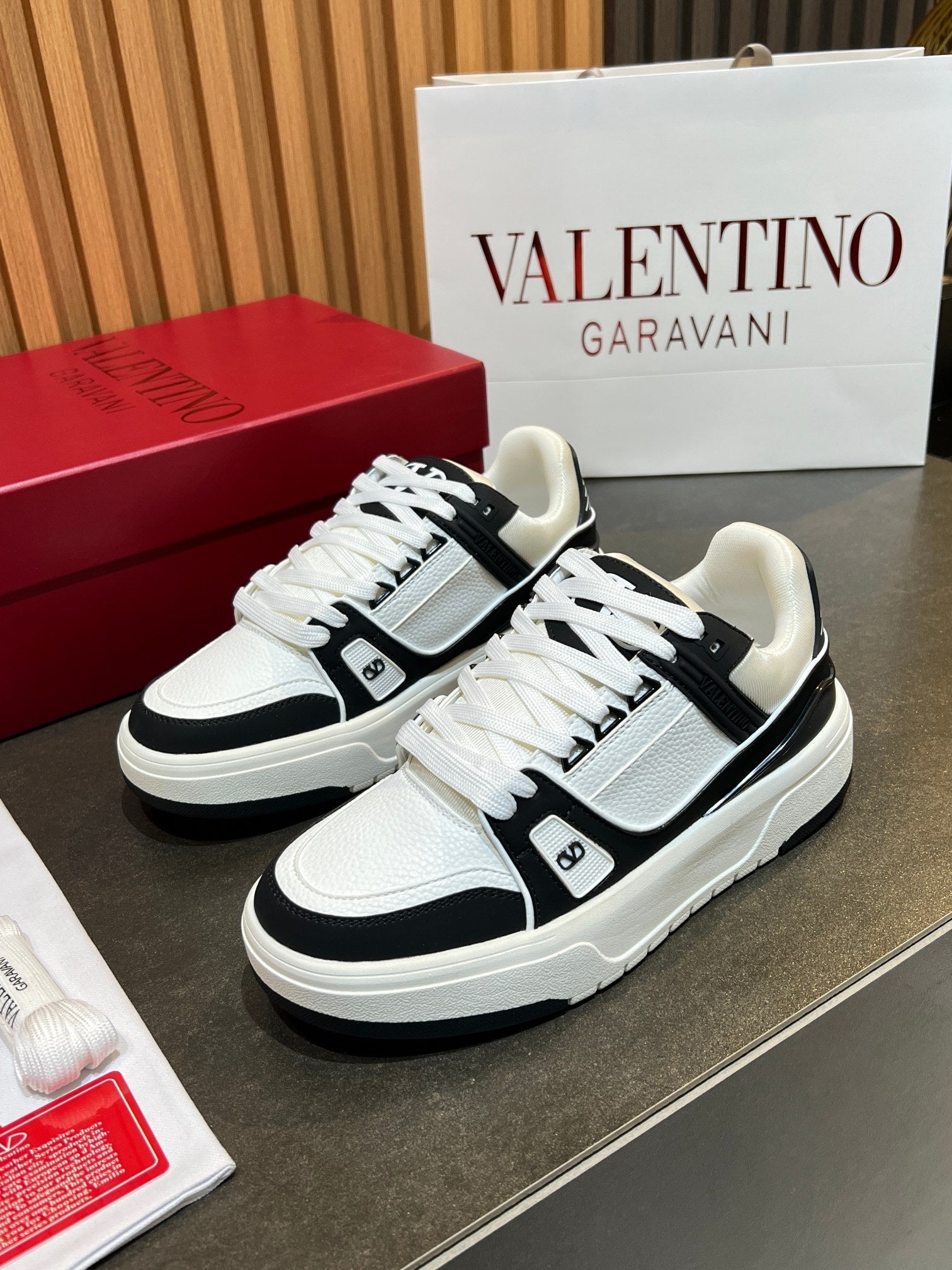 VT 25S Couple Sneakers White Black Calfskin 563116