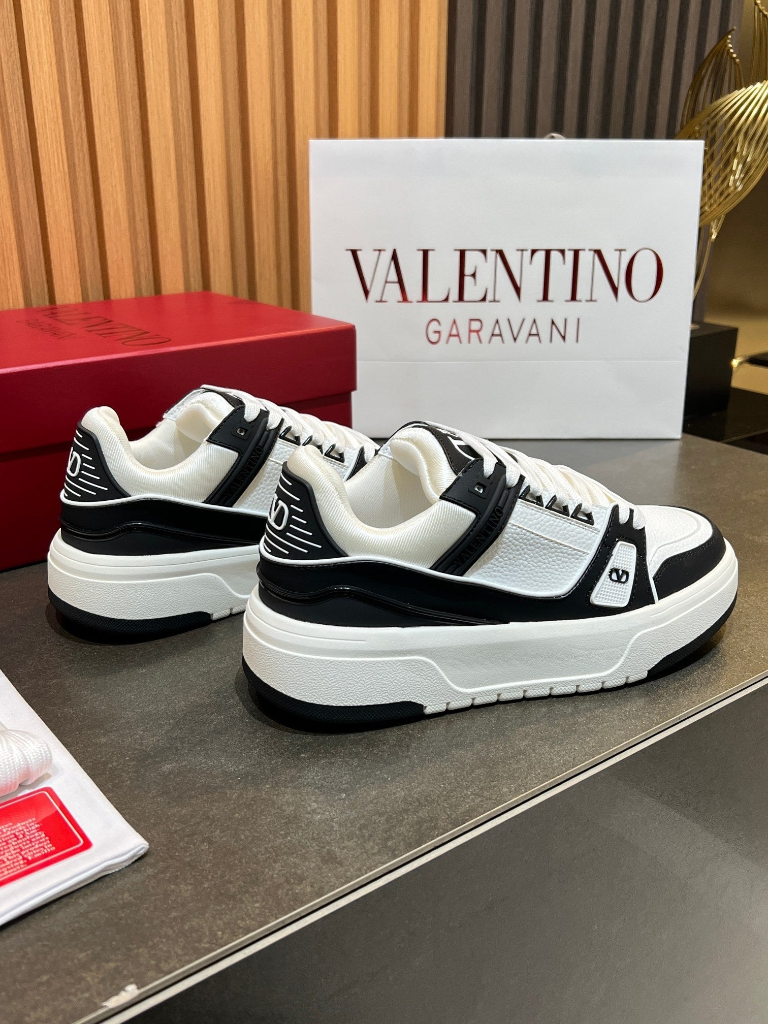 VT 25S Couple Sneakers White Black Calfskin 563116