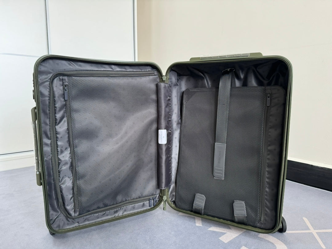 Rimowa 2025 Essential Suitcase Cactus Green Polycarbonate 274079