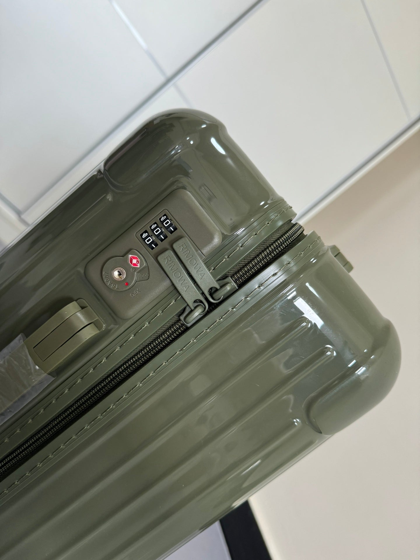 Rimowa 2025 Essential Suitcase Cactus Green Polycarbonate 274079