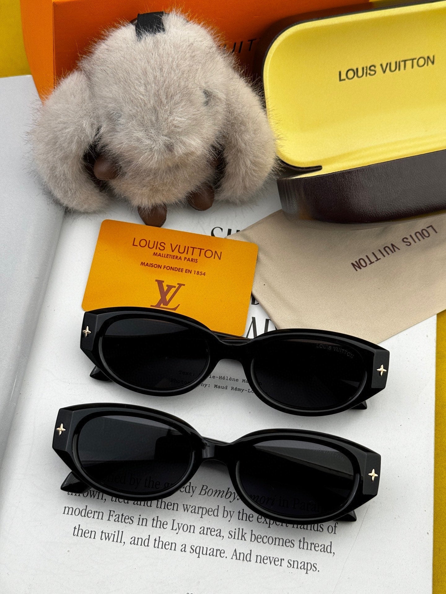 CAT EYE SUNGLASSES L1335 IN BLACK ACETATE