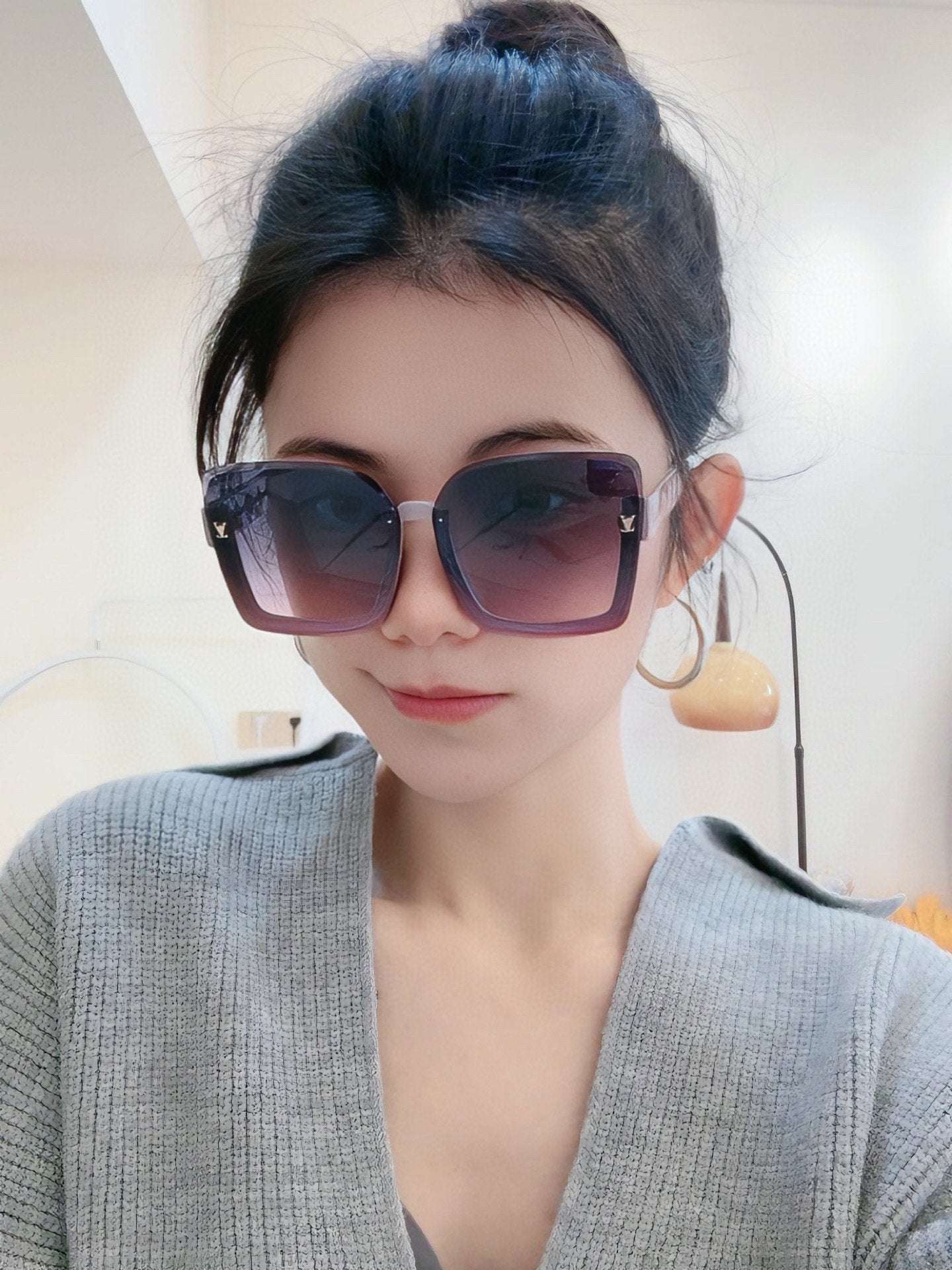 SQUARE SUNGLASSES L5221 IN CLEAR ACETATE GREY SMOKE LENSES