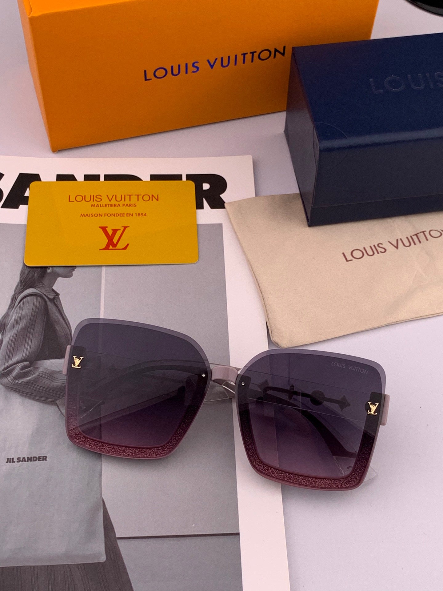 SQUARE SUNGLASSES L5221 IN CLEAR ACETATE GREY SMOKE LENSES