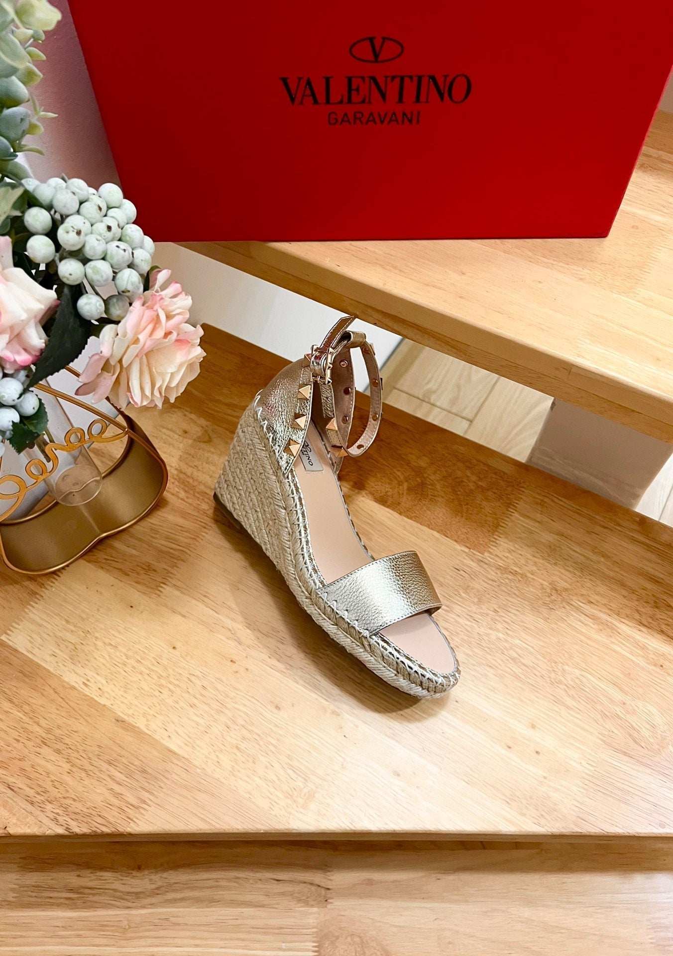 Double Rockstud Grainy Calfskin Wedge Sandal In Light Yellow Metallic Cowhide And Raffia 852839