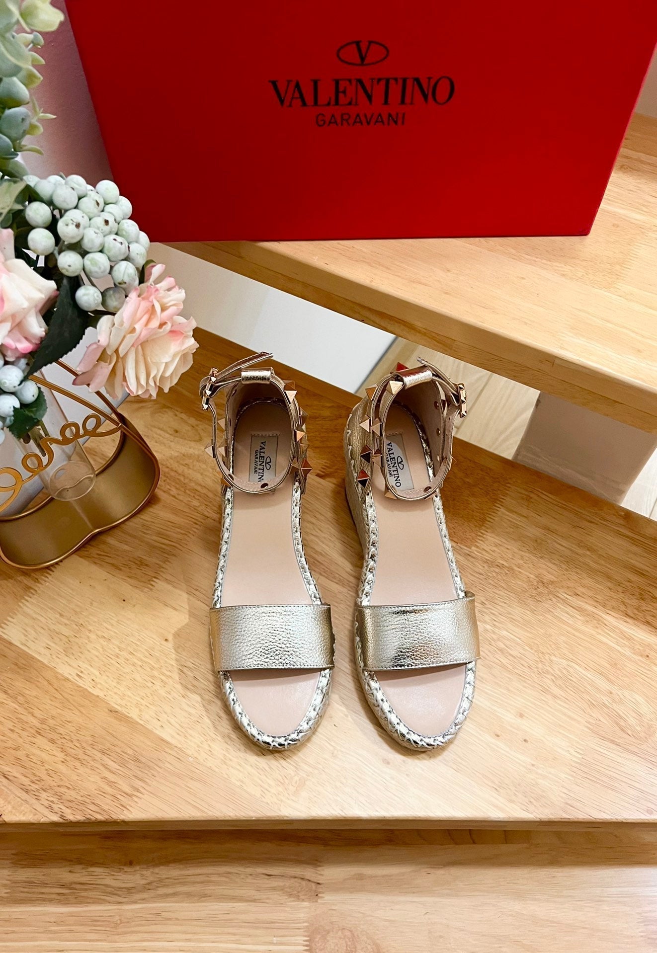 Double Rockstud Grainy Calfskin Wedge Sandal In Light Yellow Metallic Cowhide And Raffia 852839