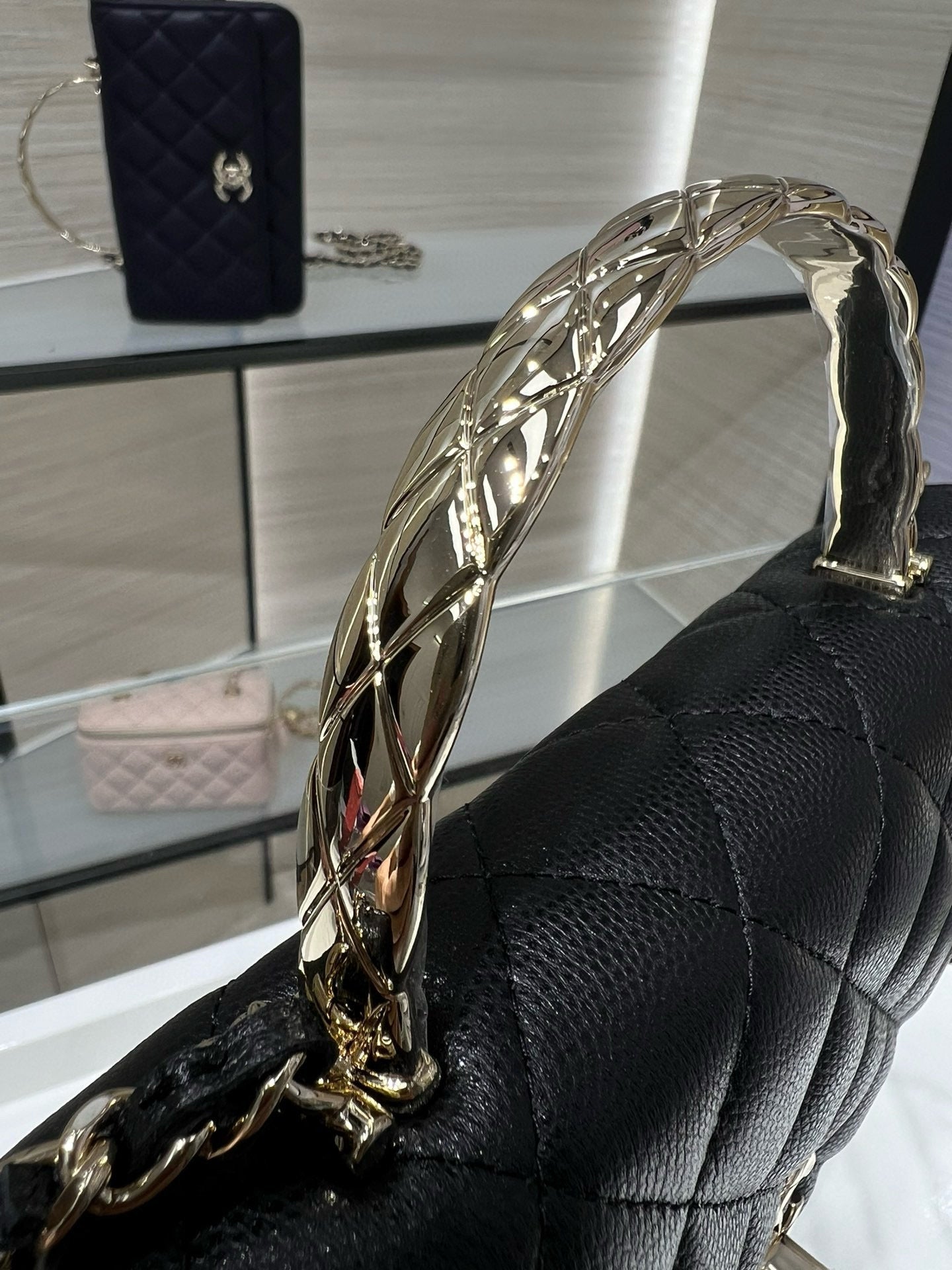 cc 25S Woc Top Handle 19cm Black Grained Calfskin Light Gold Hardware