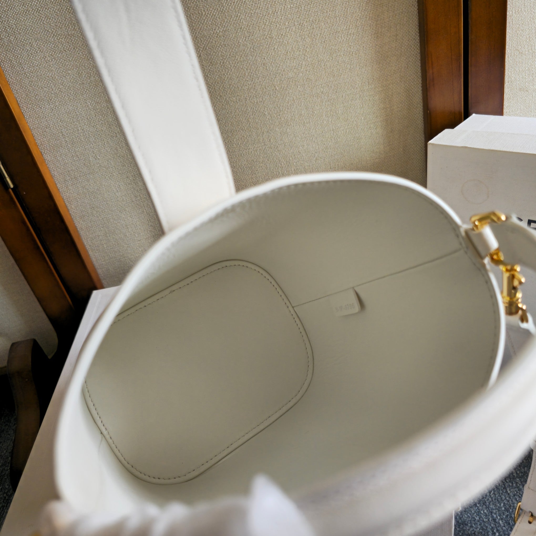 Celine 2025 Bucket Louise Bag 19cm White Calfskin 276312