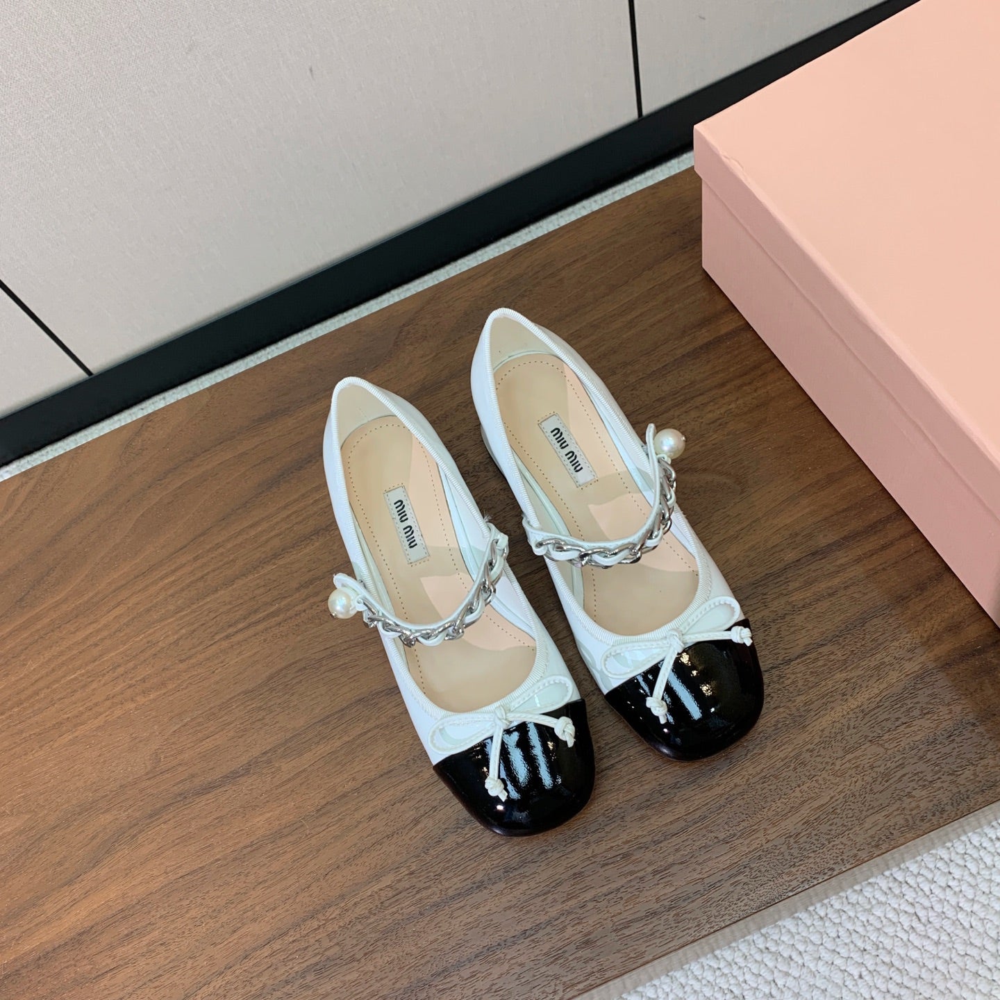 Miu Miu 2026 Pearl Chain Pumps 45mm White Black Patent Leather 994101