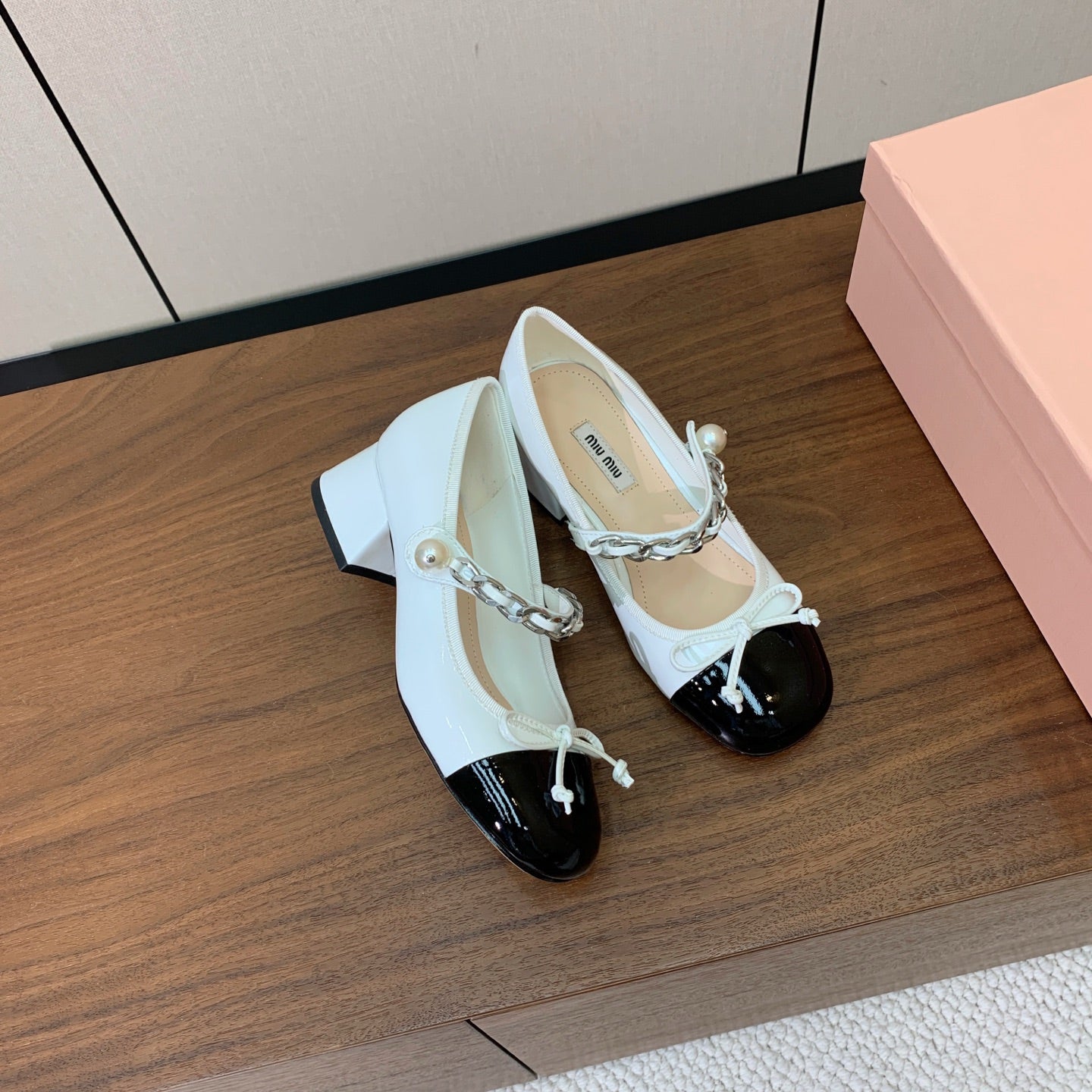 Miu Miu 2026 Pearl Chain Pumps 45mm White Black Patent Leather 994101