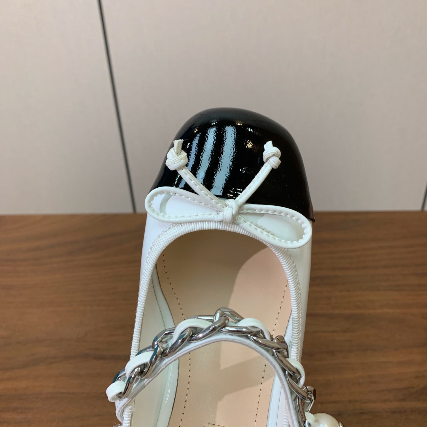 Miu Miu 2026 Pearl Chain Pumps 45mm White Black Patent Leather 994101