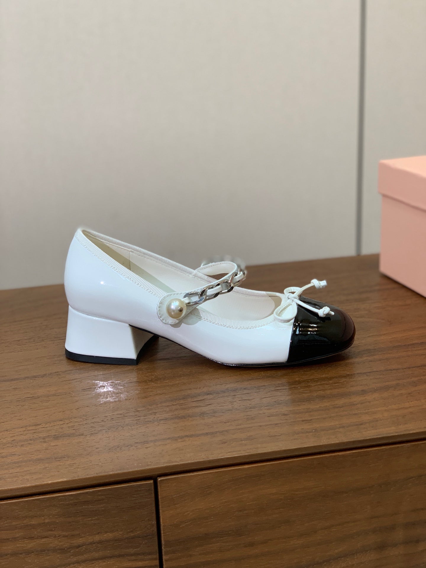 Miu Miu 2026 Pearl Chain Pumps 45mm White Black Patent Leather 994101