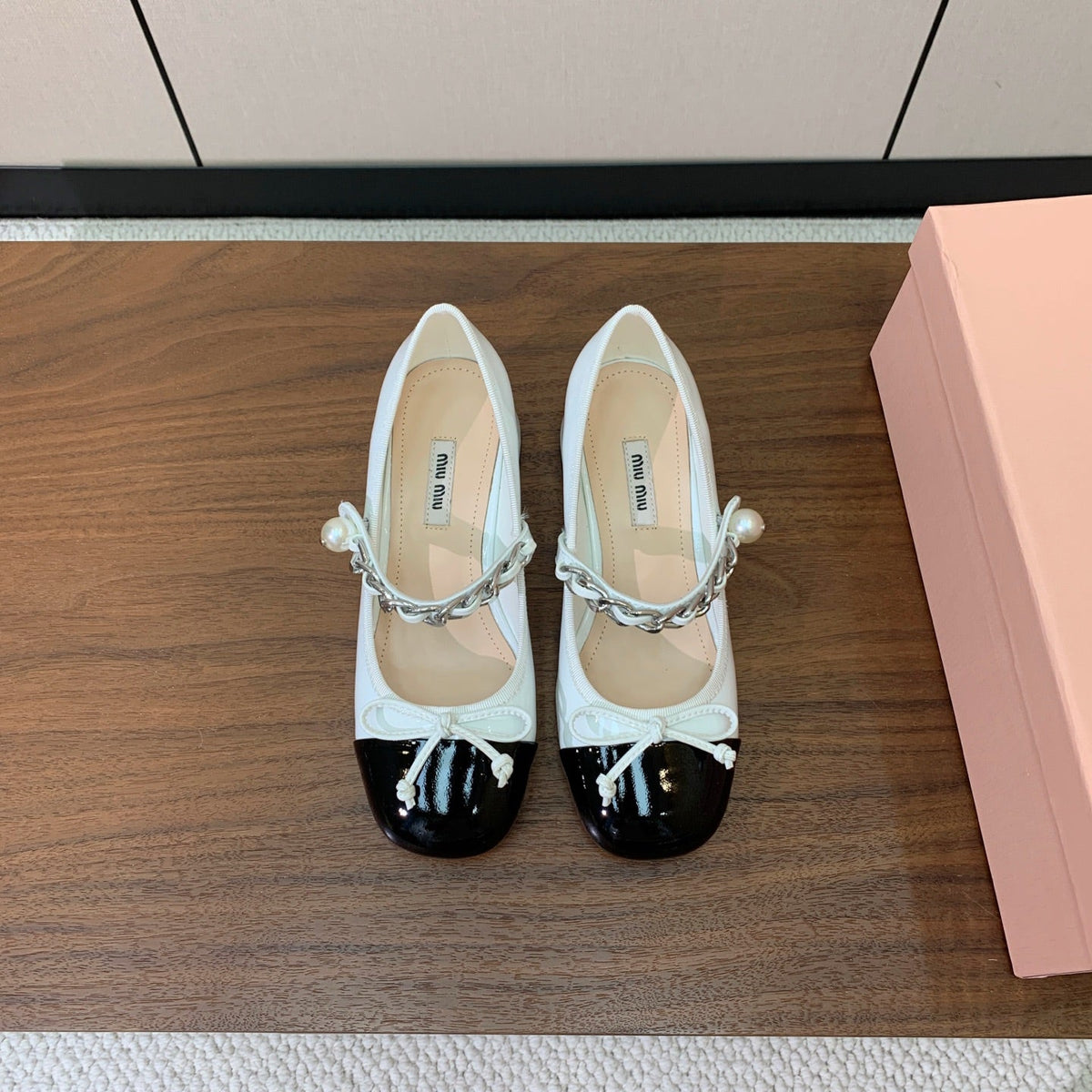 Miu Miu 2026 Pearl Chain Pumps 45mm White Black Patent Leather 994101