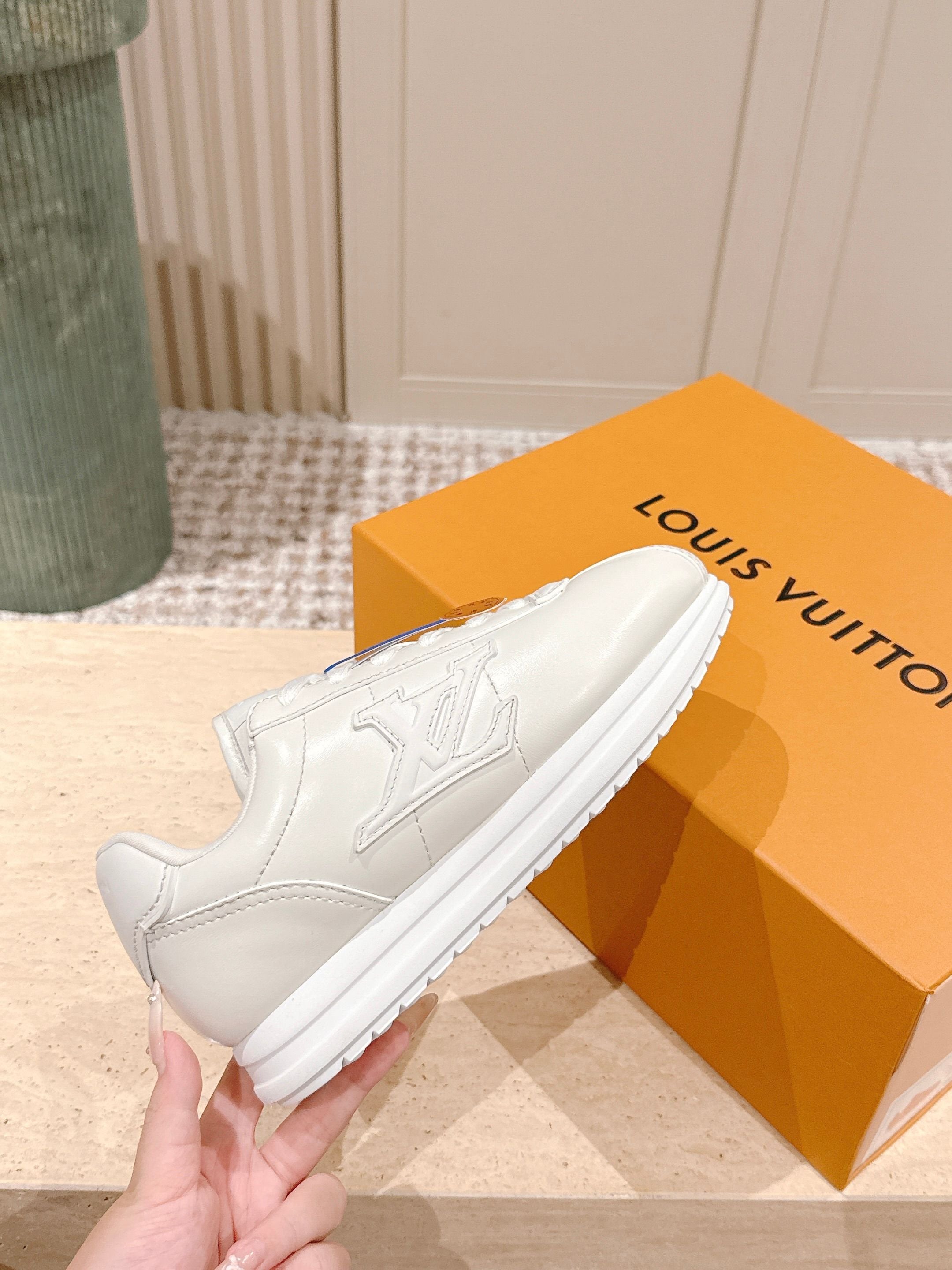 LV 25 Buttersoft Sneakers White Calfskin 576989
