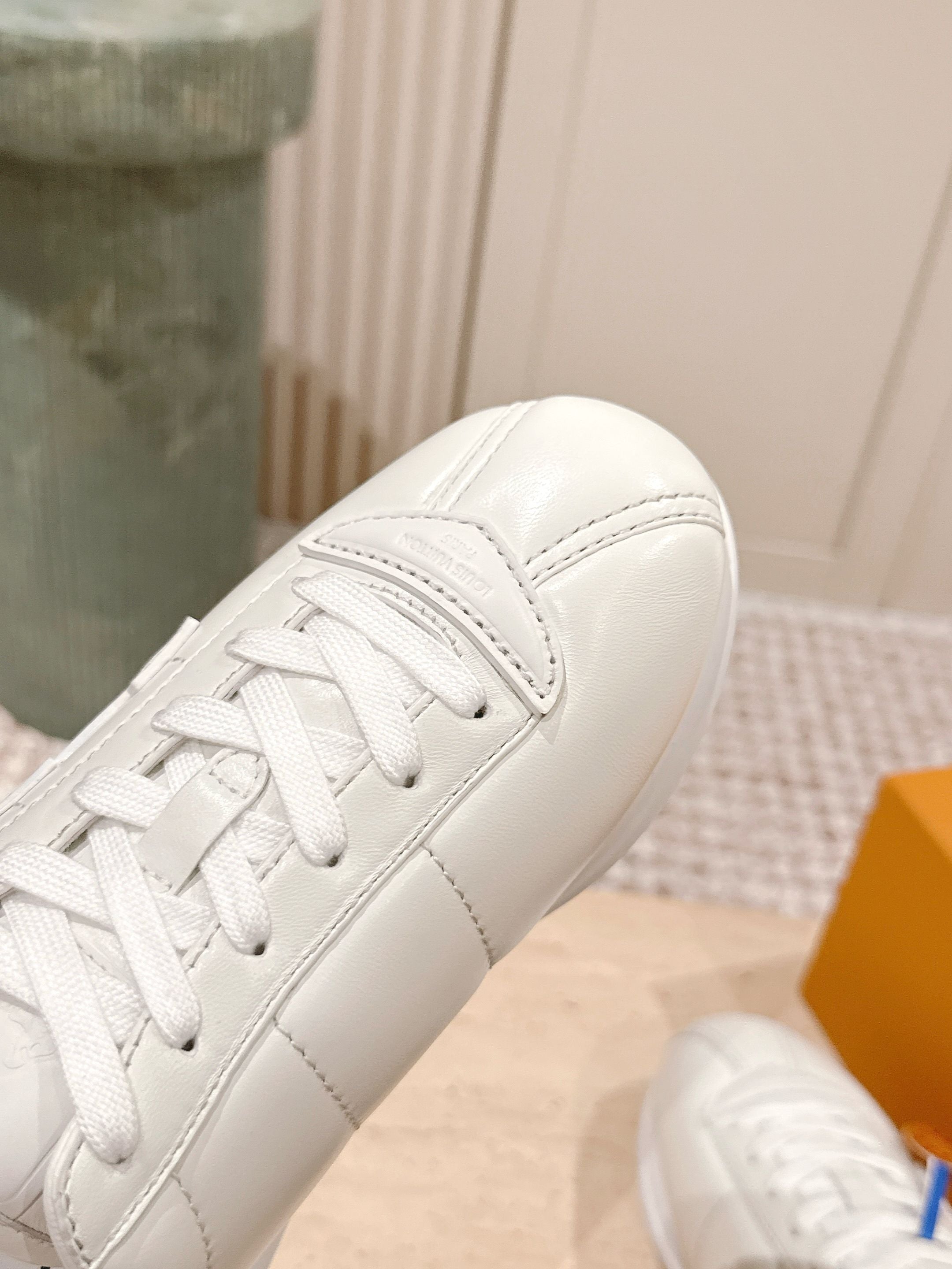 LV 25 Buttersoft Sneakers White Calfskin 576989