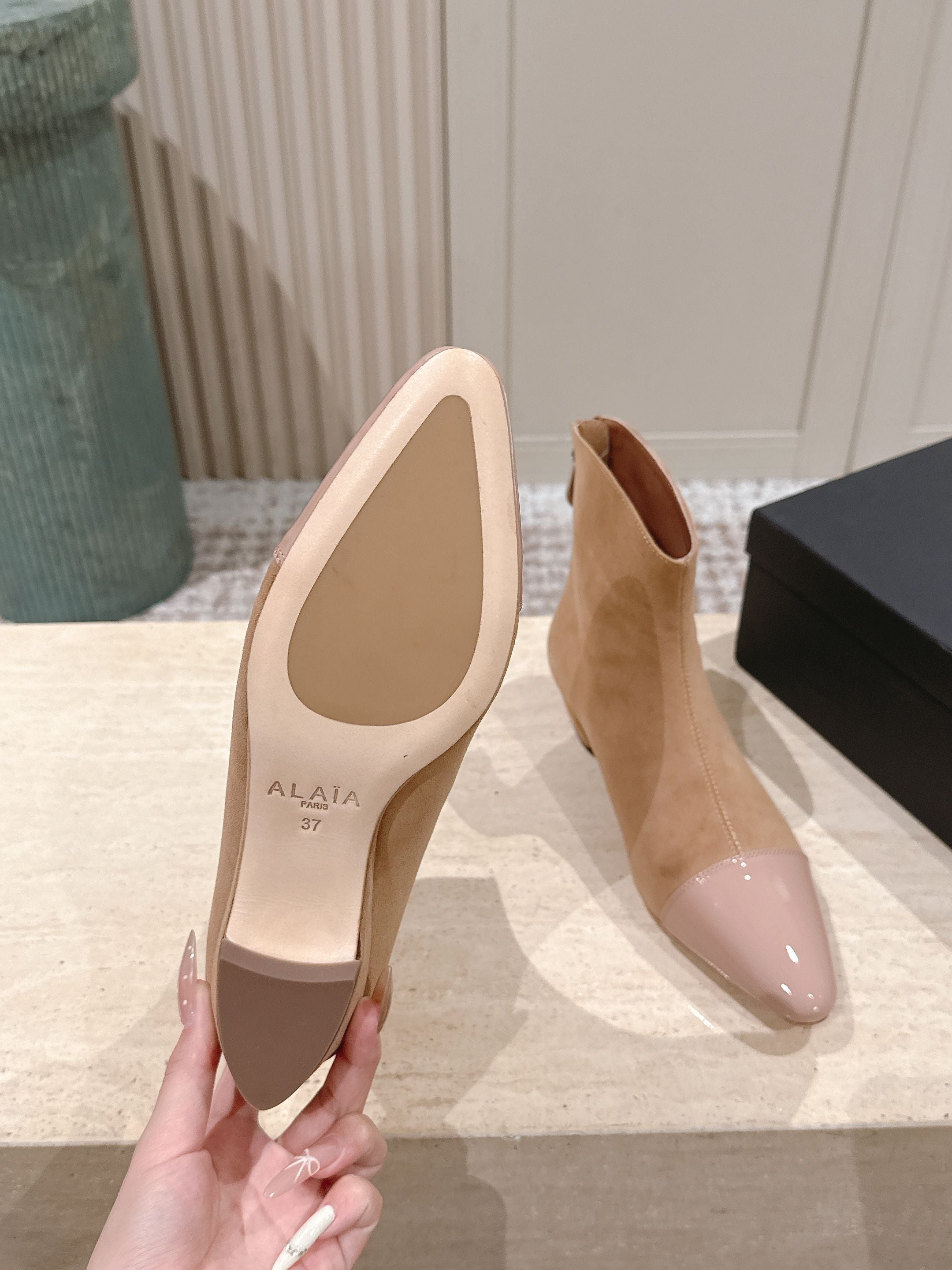 Alaia 2025 Ankle Boot With Patent Leather Cap Toe Tan Nude Suede 556087