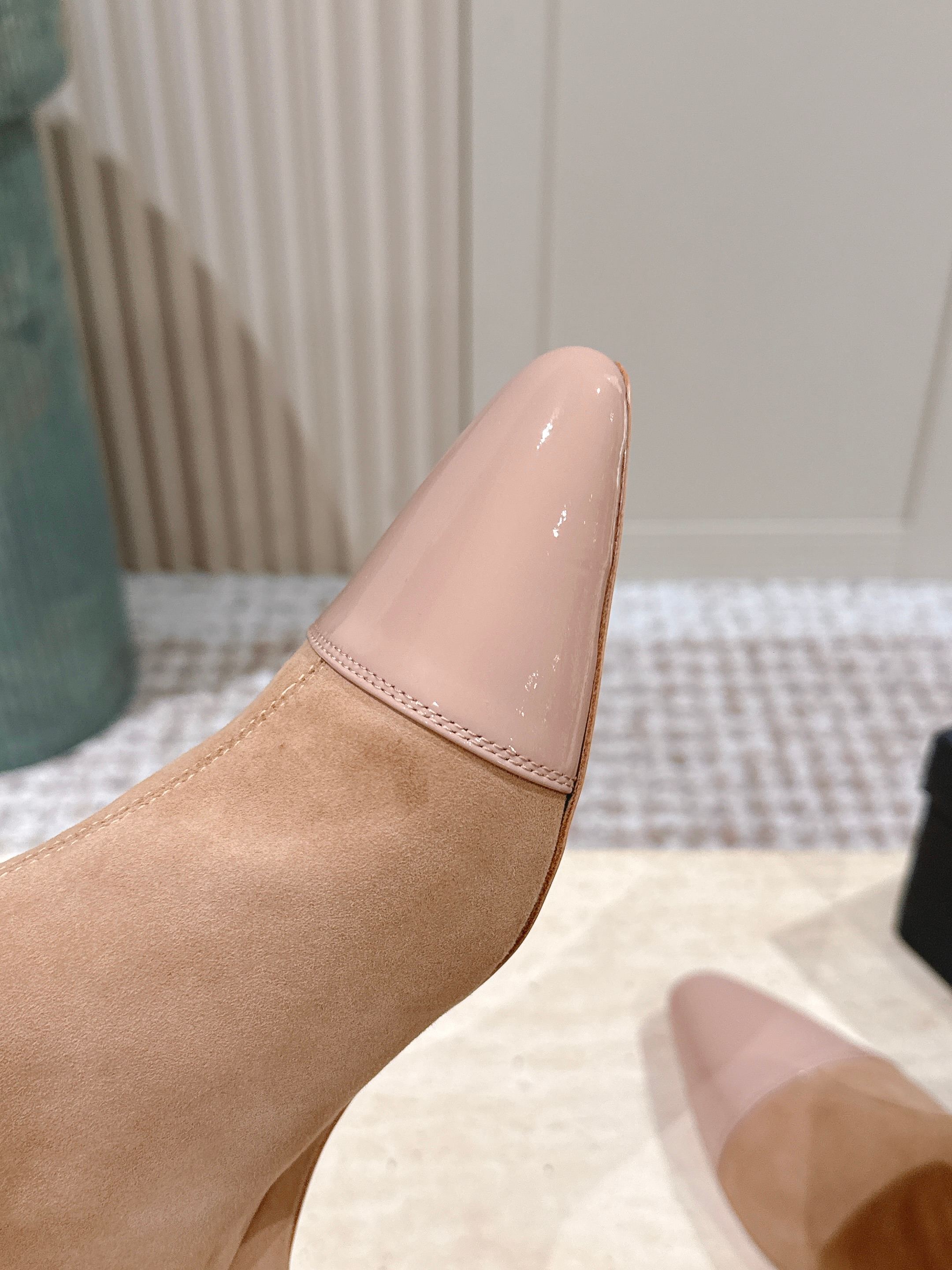 Alaia 2025 Ankle Boot With Patent Leather Cap Toe Tan Nude Suede 556087