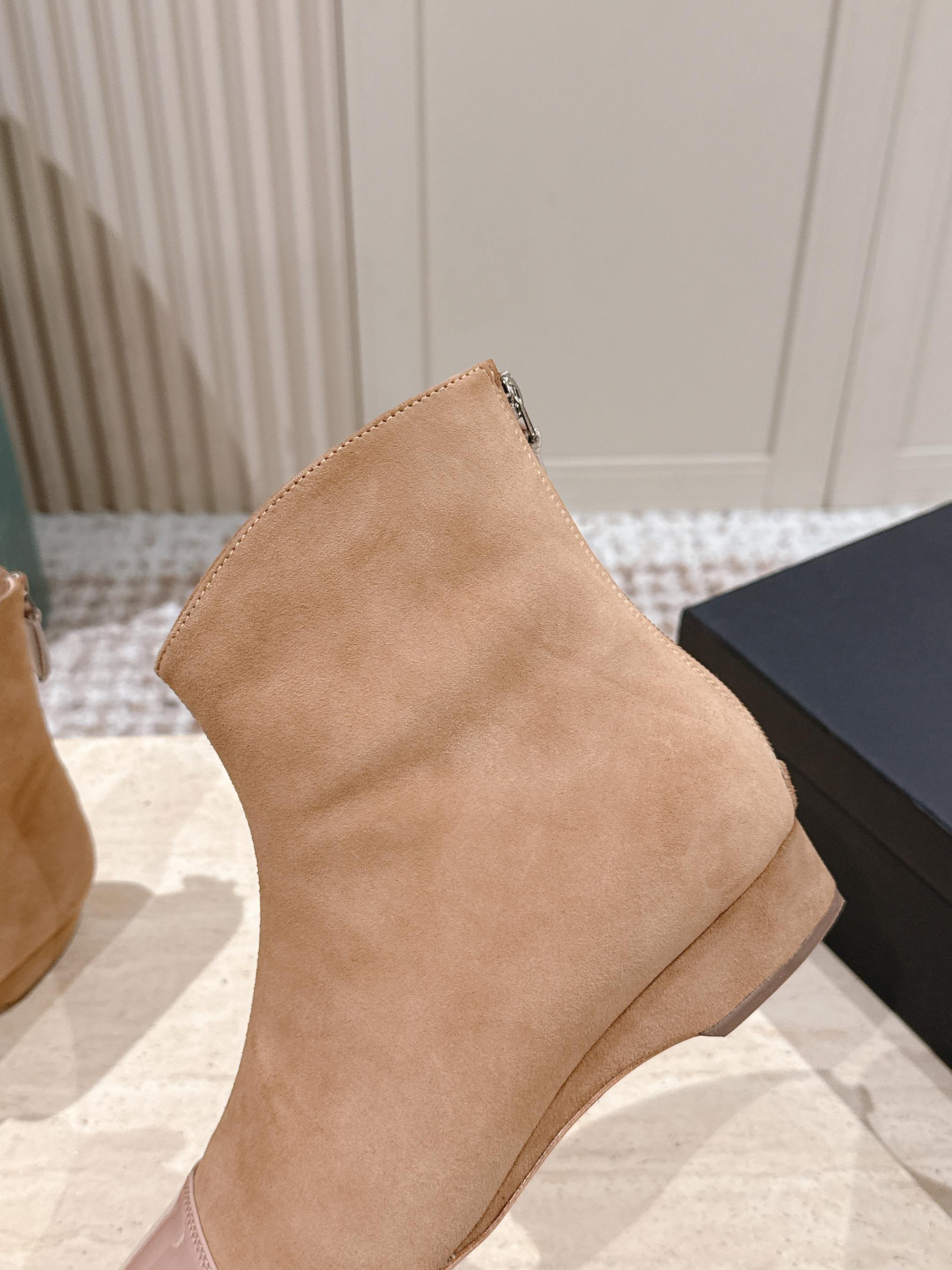 Alaia 2025 Ankle Boot With Patent Leather Cap Toe Tan Nude Suede 556087