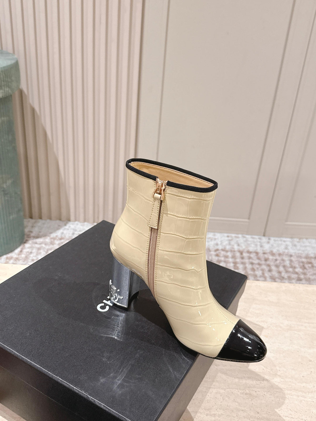 CC high-heeled ankle boots beige black patent calfskin 532832