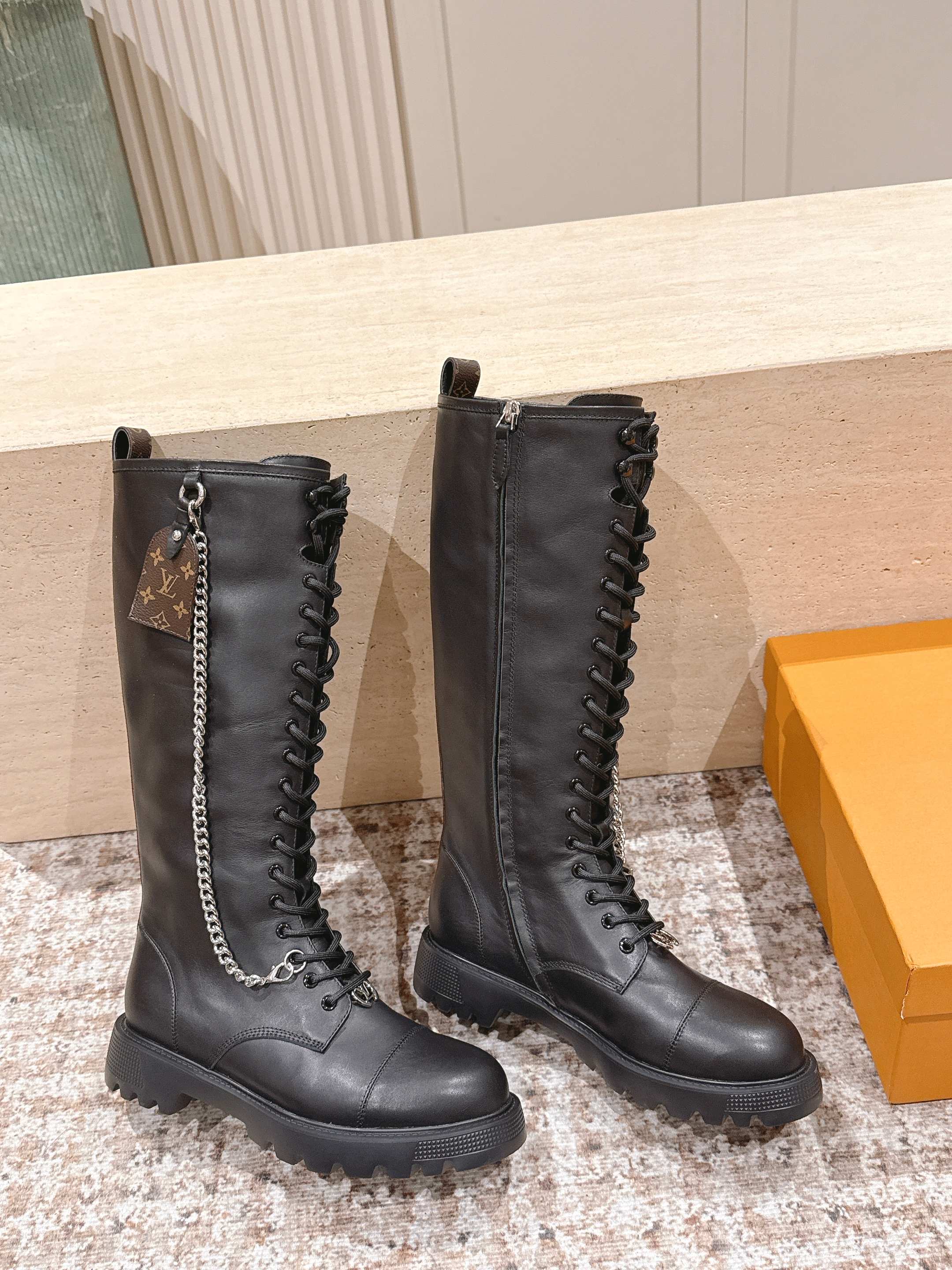 LV 25 Martin Boots Black Cowhide 576913