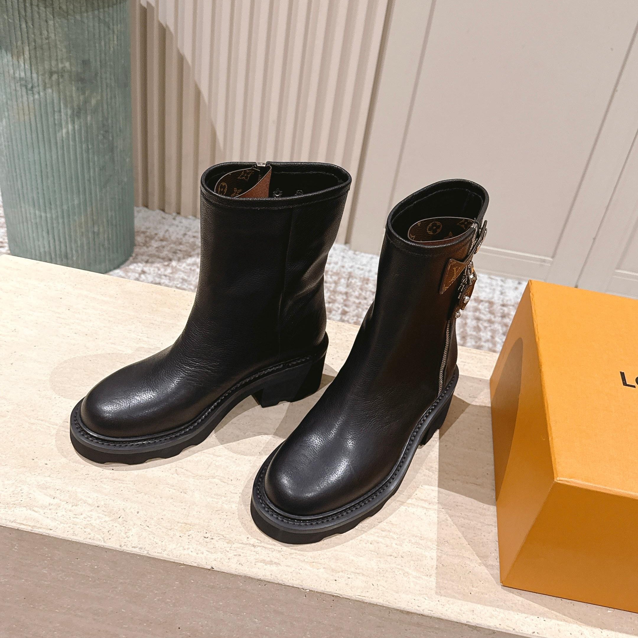 LV 25 Ankle Boots Black Cowhide 576918