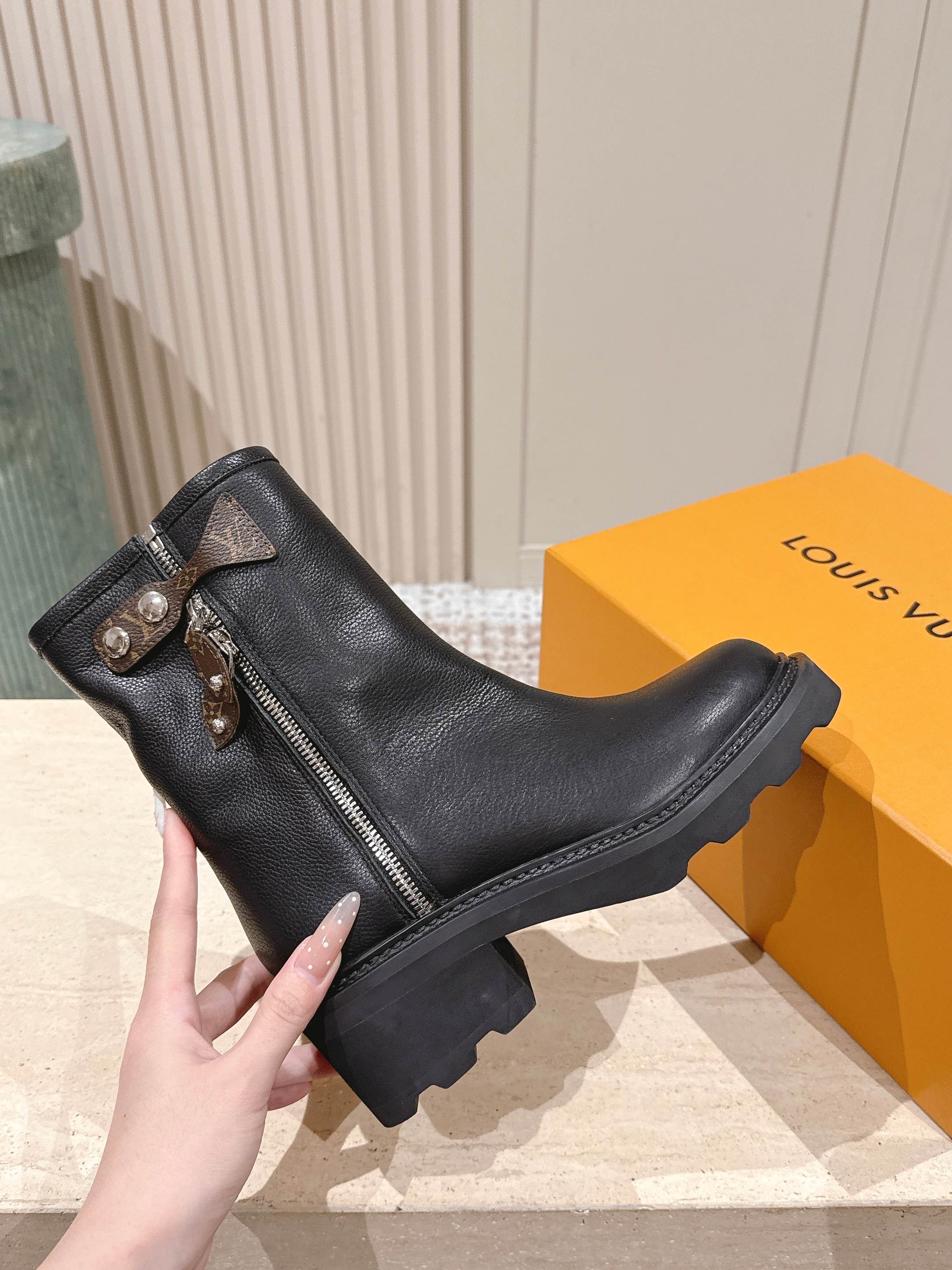 LV 25 Ankle Boots Black Cowhide 576918