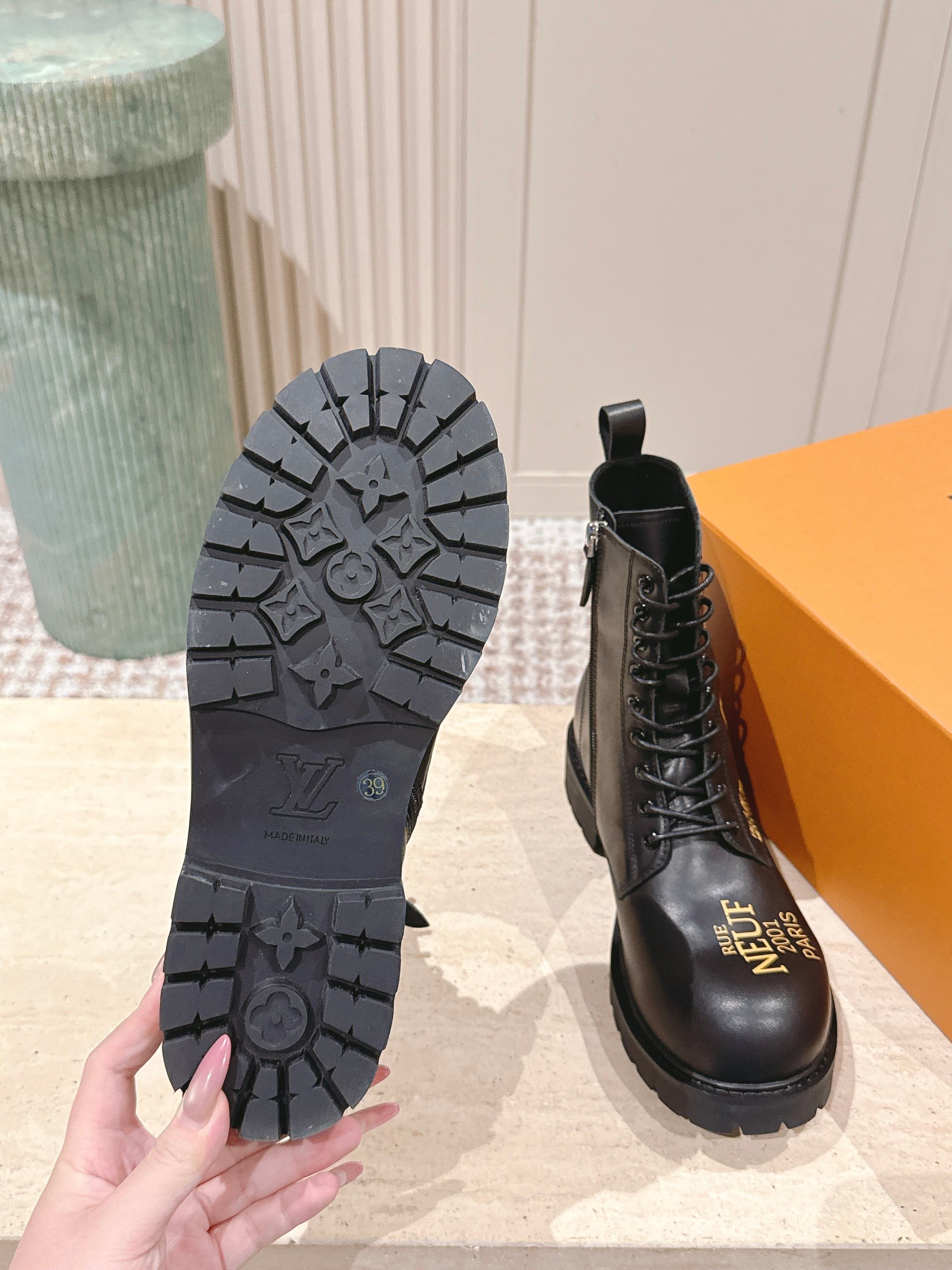 LV 25 Short Boots Black Cowhide 576921