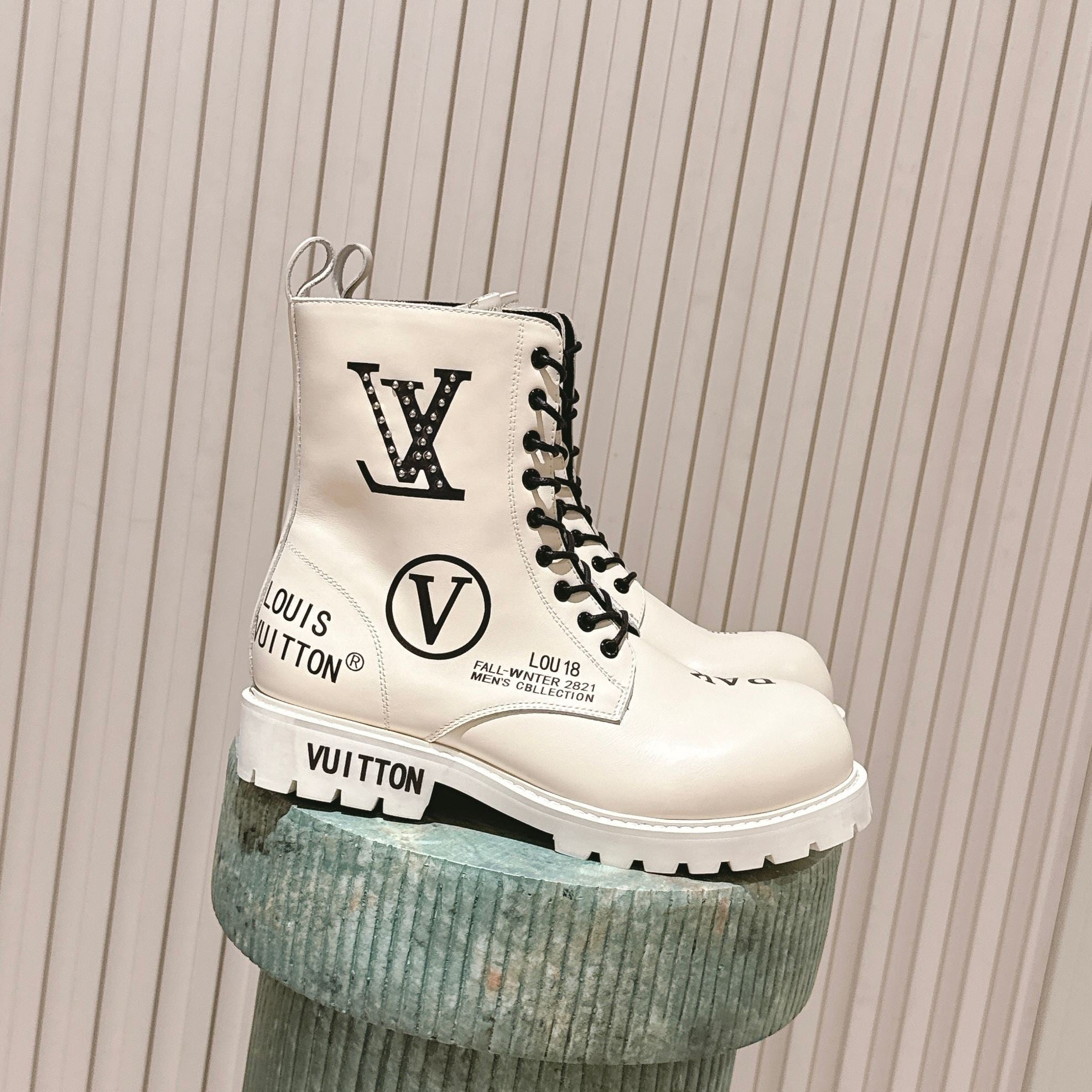 LV 25 Short Boots White Black Cowhide 576920