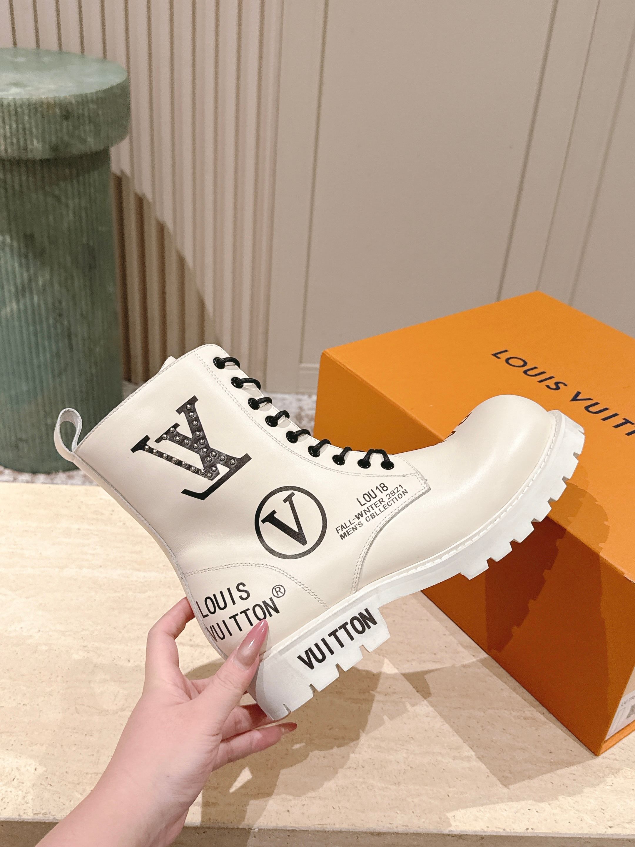 LV 25 Short Boots White Black Cowhide 576920