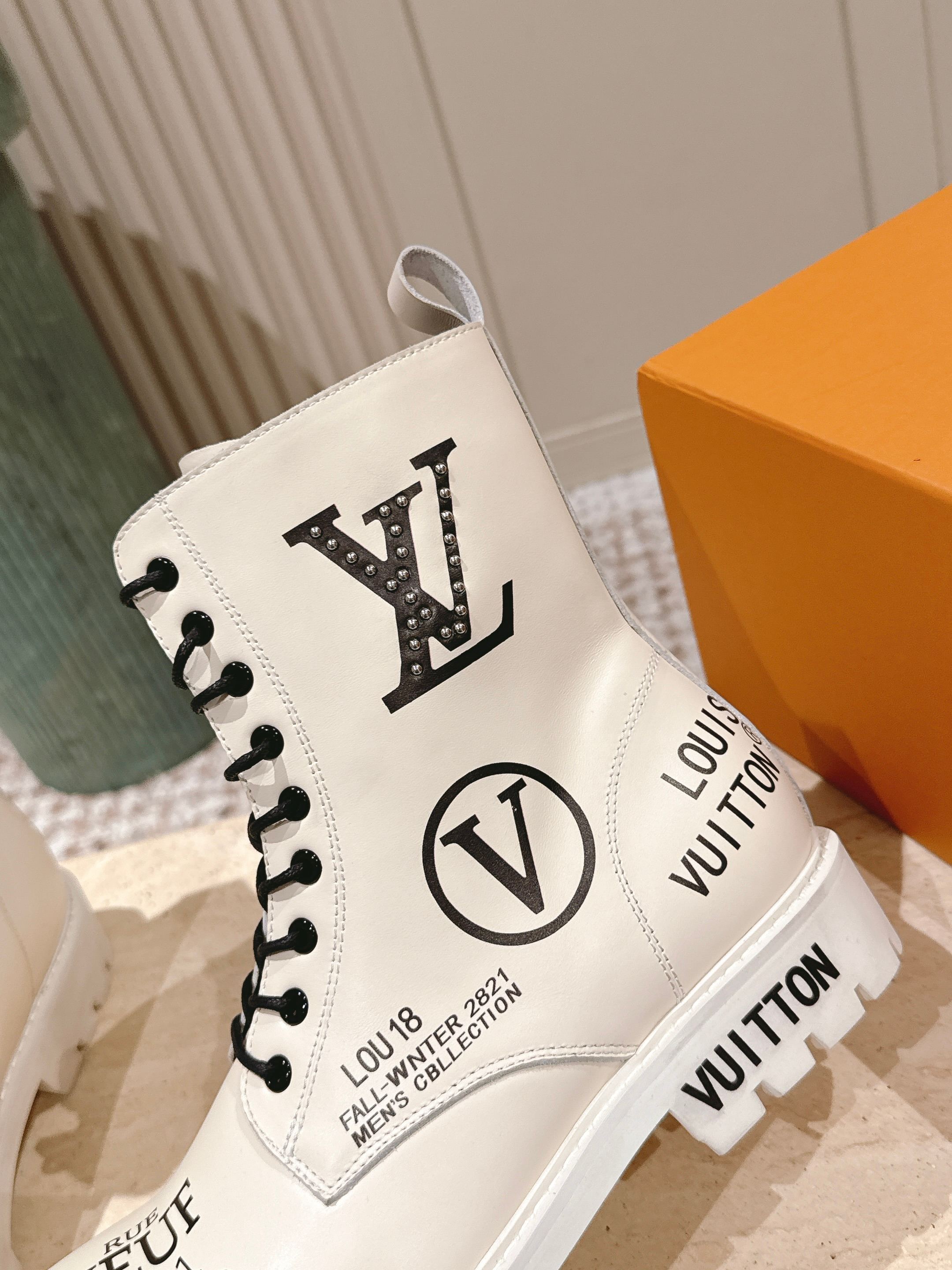 LV 25 Short Boots White Black Cowhide 576920