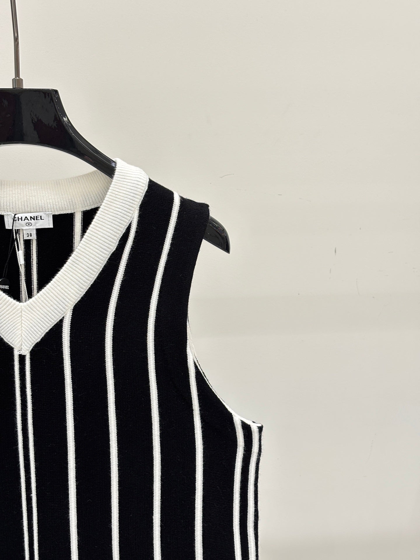 Chanel 2026 V-neck Color Block Logo Double C Stripe Vest Wool 413804
