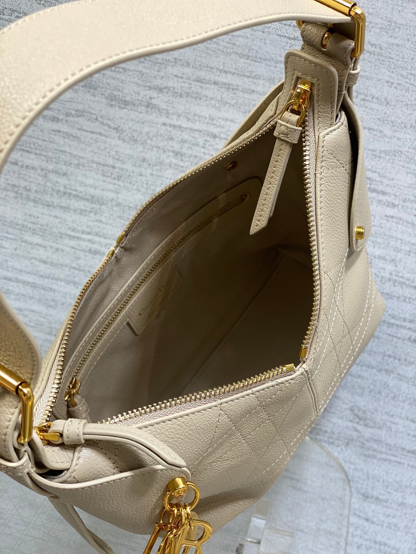 Dior 2025 Voyage Bag 23cm Powder Beige Grained Calfskin 267772