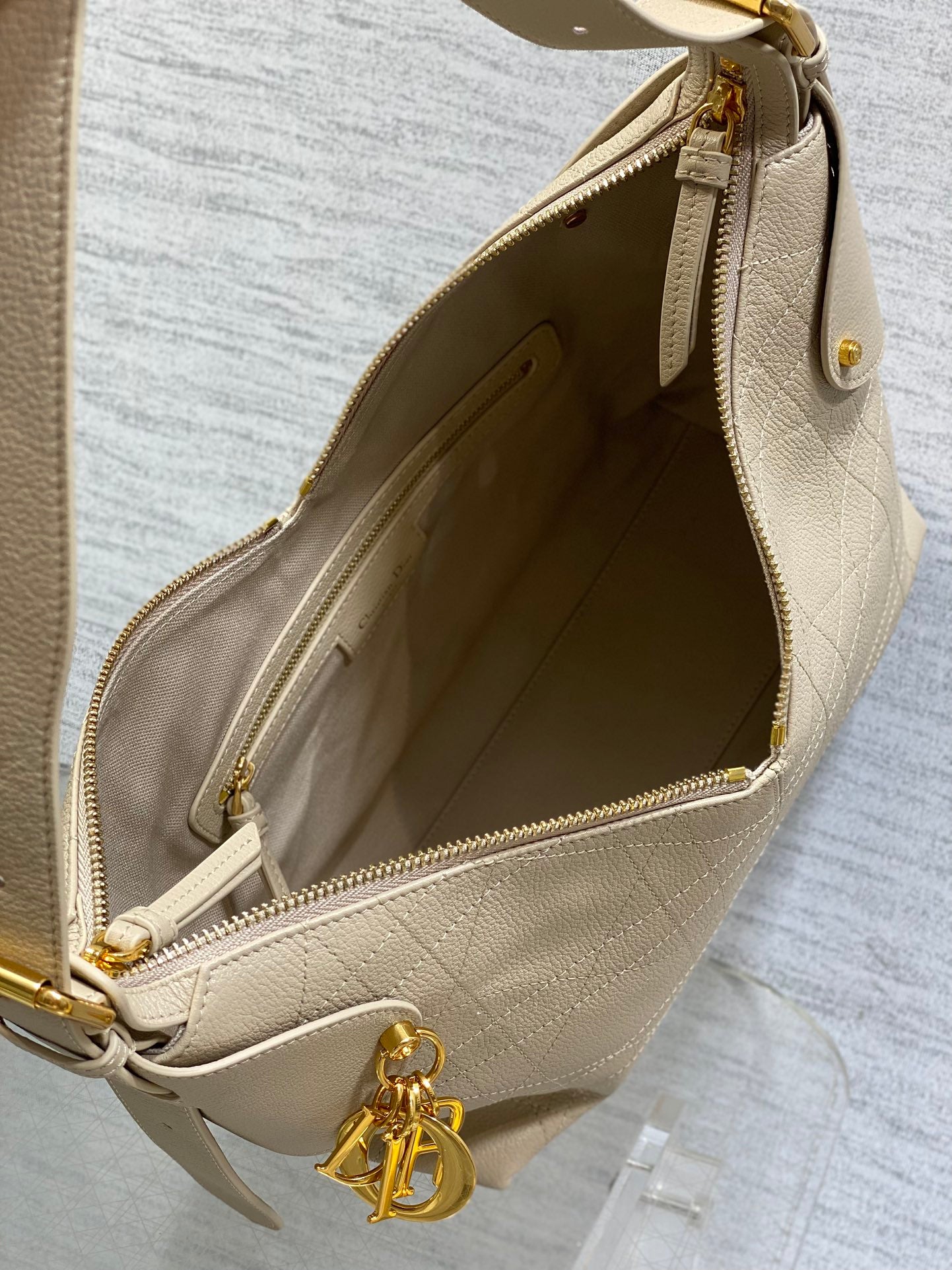 Dior 2025 Voyage Bag 28cm Powder Beige Grained Calfskin 267775