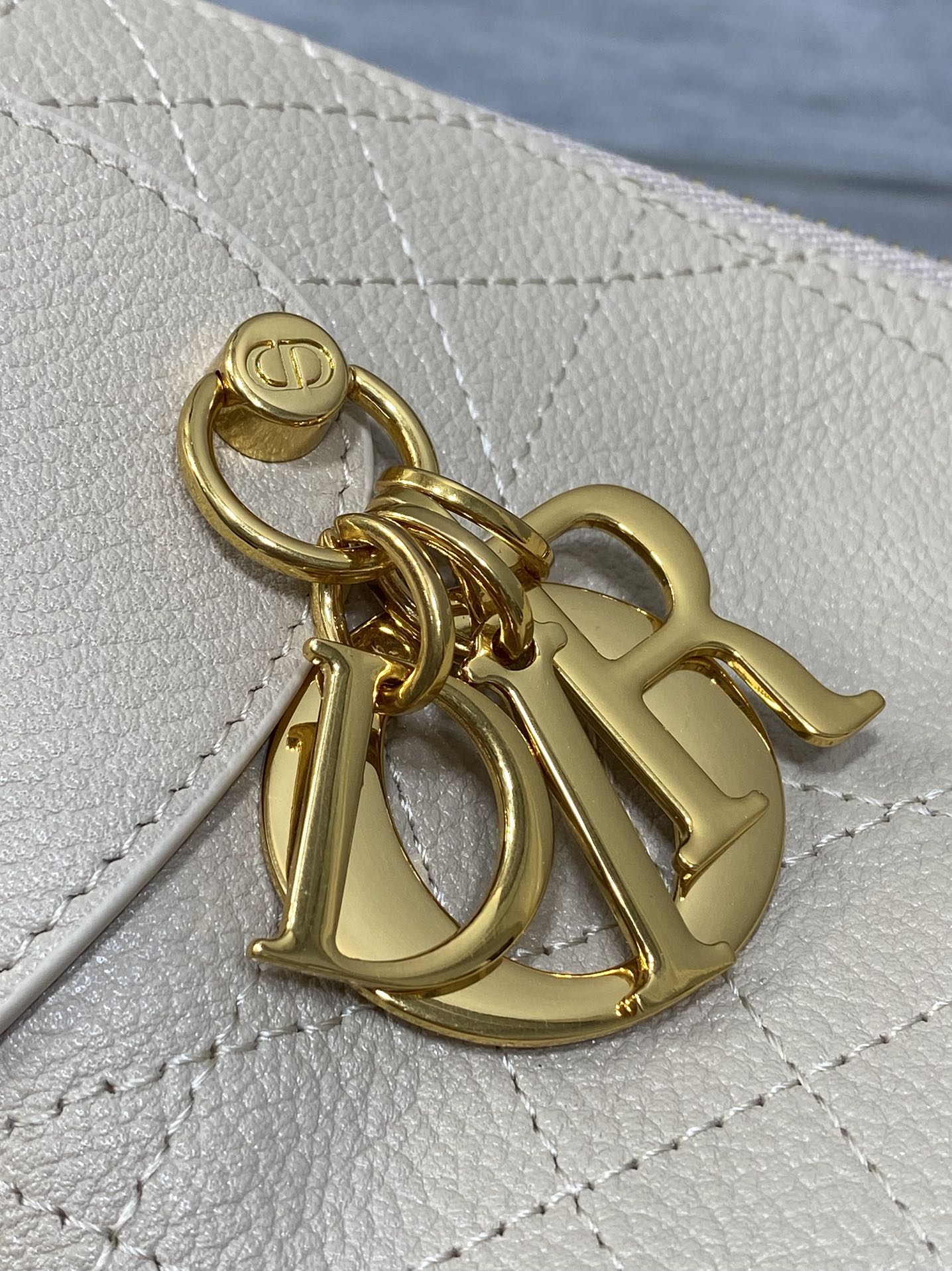 Dior 2025 Voyage Bag 28cm Powder Beige Grained Calfskin 267775