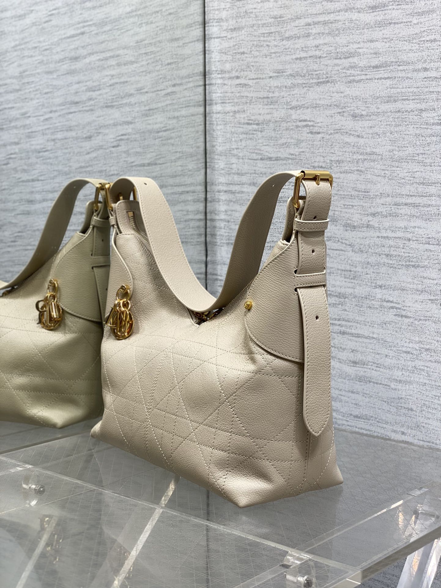 Dior 2025 Voyage Bag 28cm Powder Beige Grained Calfskin 267775