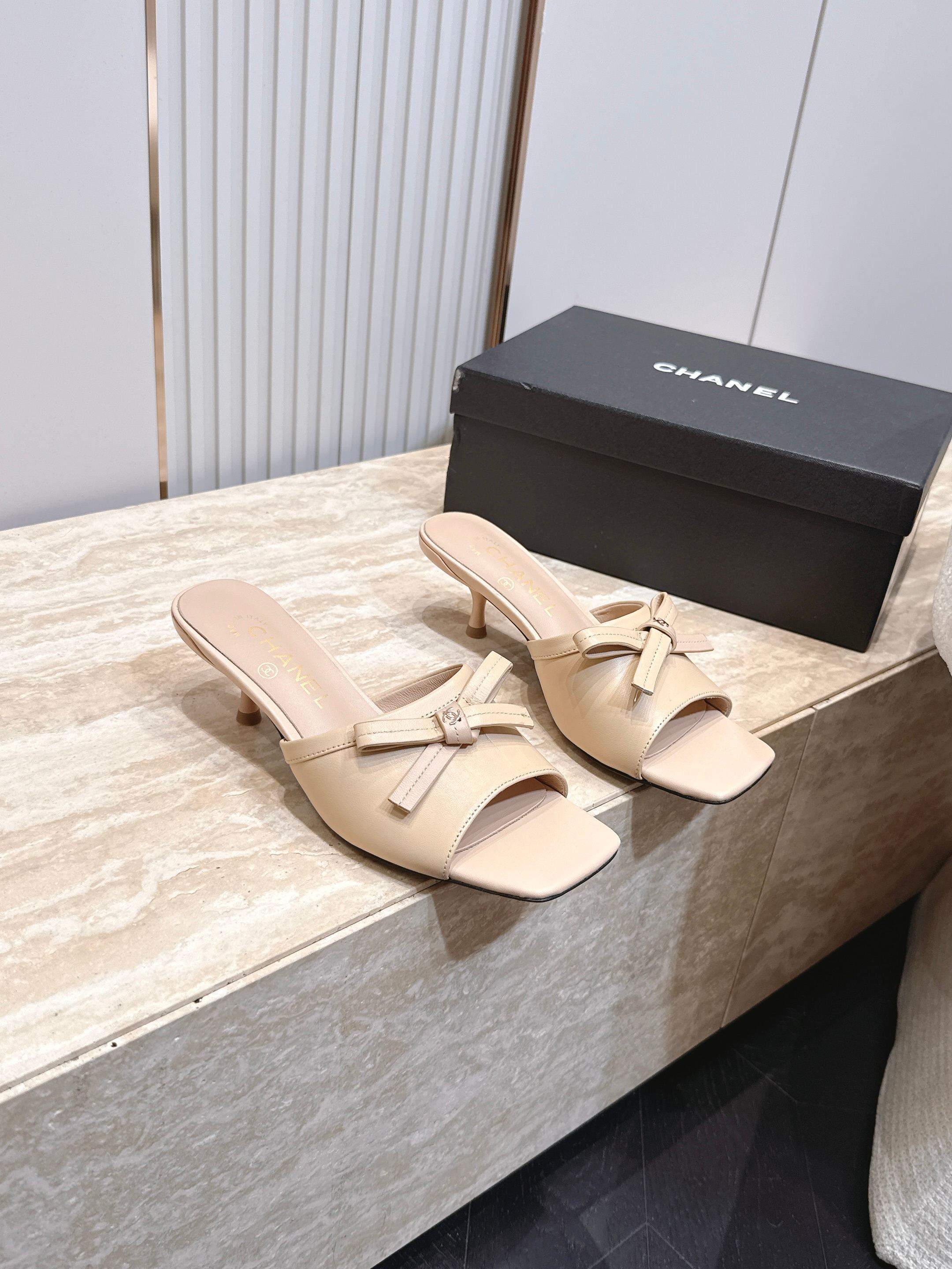Channel 2026 Bow Mule 45mm Calfskin 899005