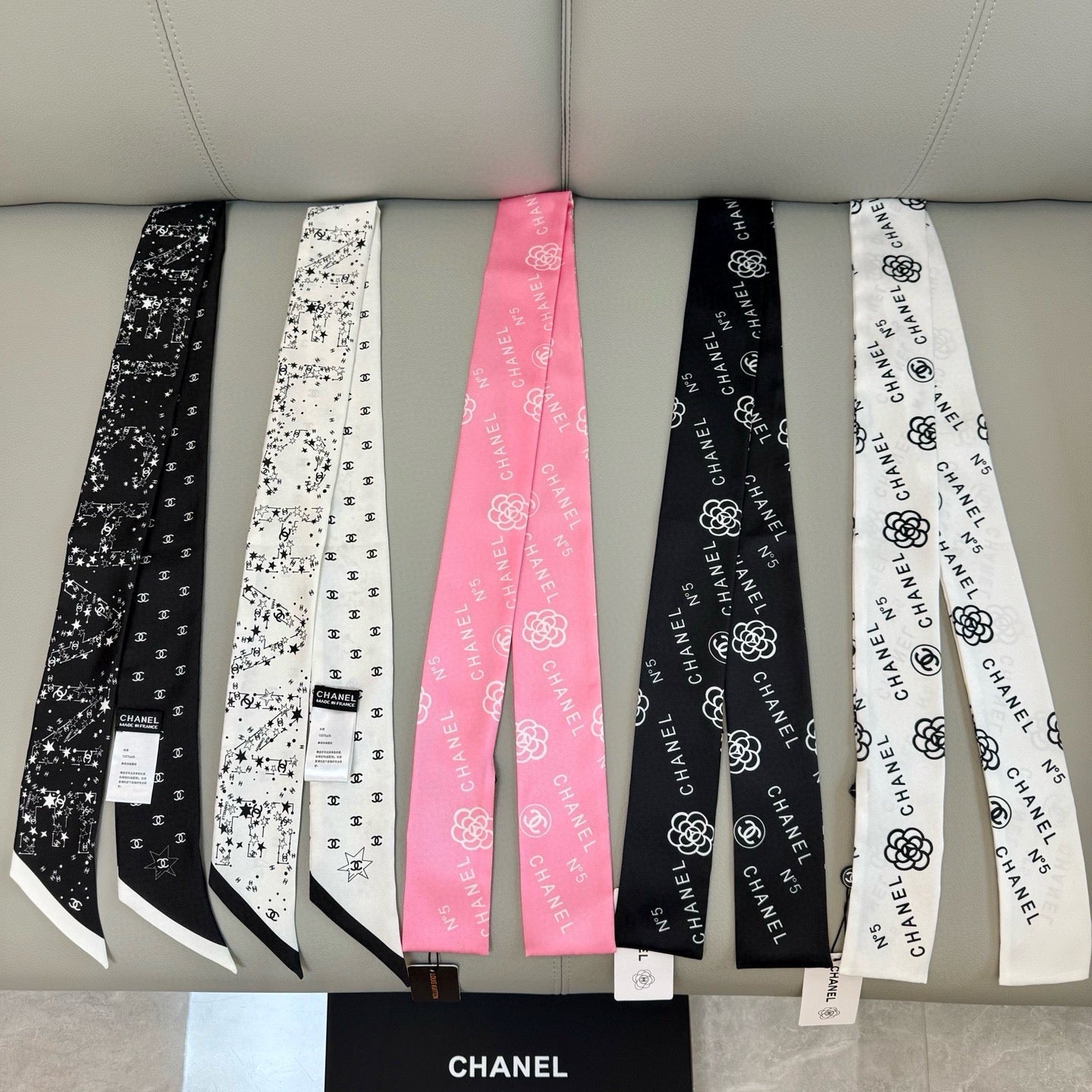 CC  Twilly Mini Star 120cm Black Mulberry Silk 943395