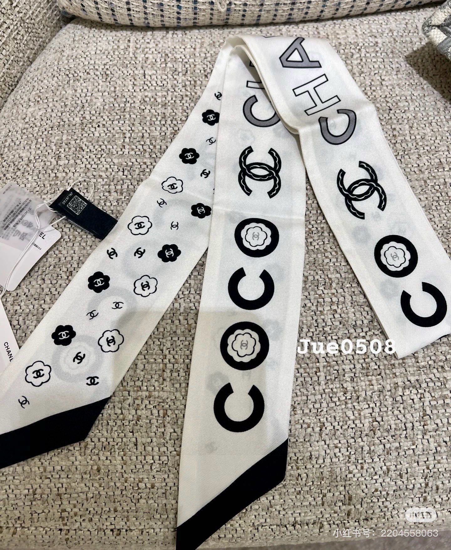 CC  Twilly Mini Scarf 120cm White Mulberry Silk 949095