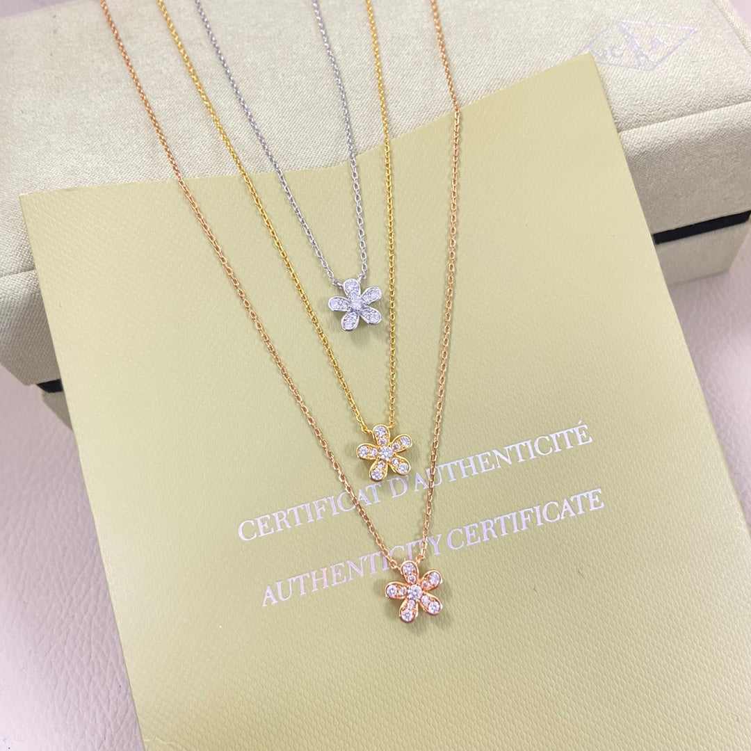 VCA Flower 1 Motifs Diamond Necklace