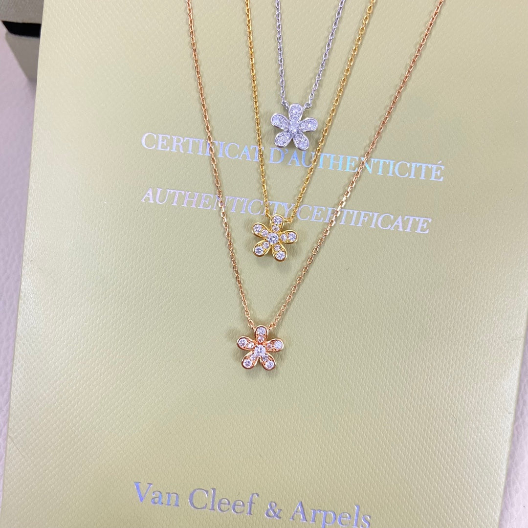 VCA Flower 1 Motifs Diamond Necklace