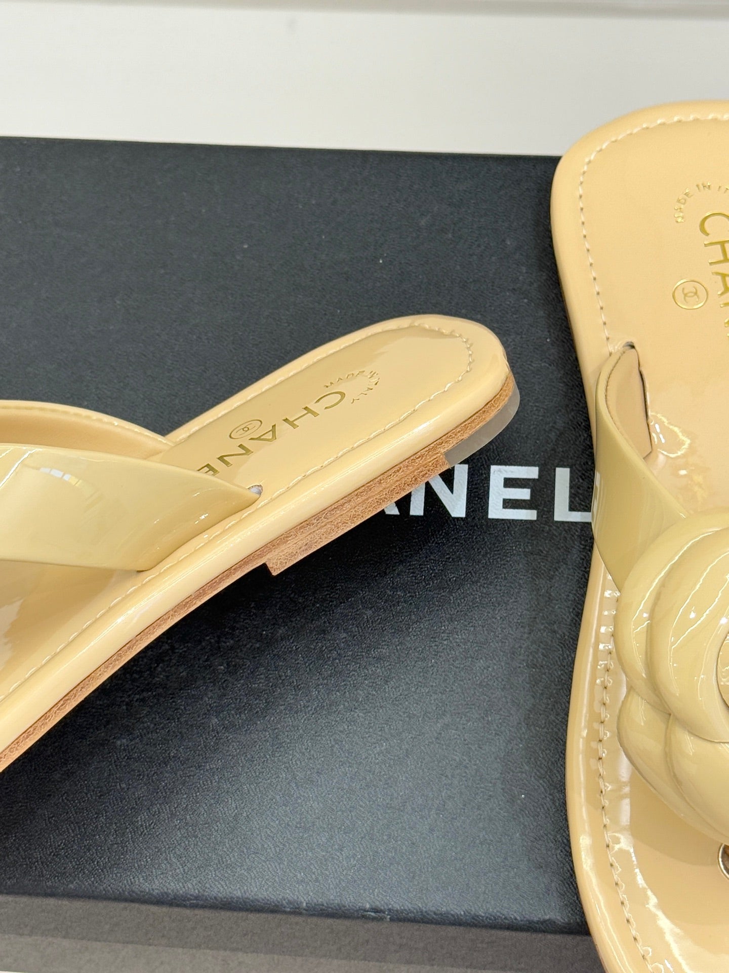 CC 26 Camellia Thong Sandal Beige Patent Leather 609991