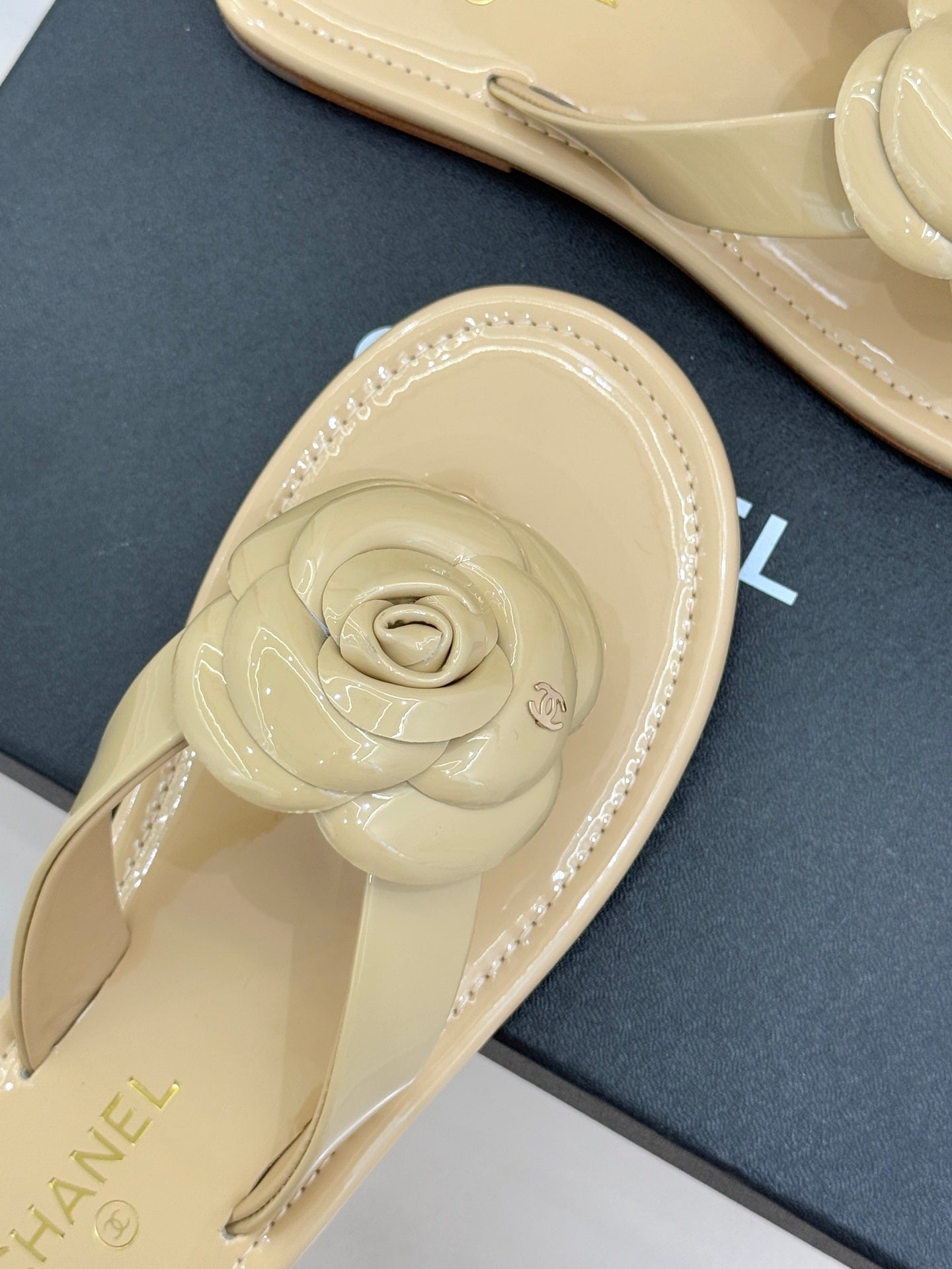 CC 26 Camellia Thong Sandal Beige Patent Leather 609991