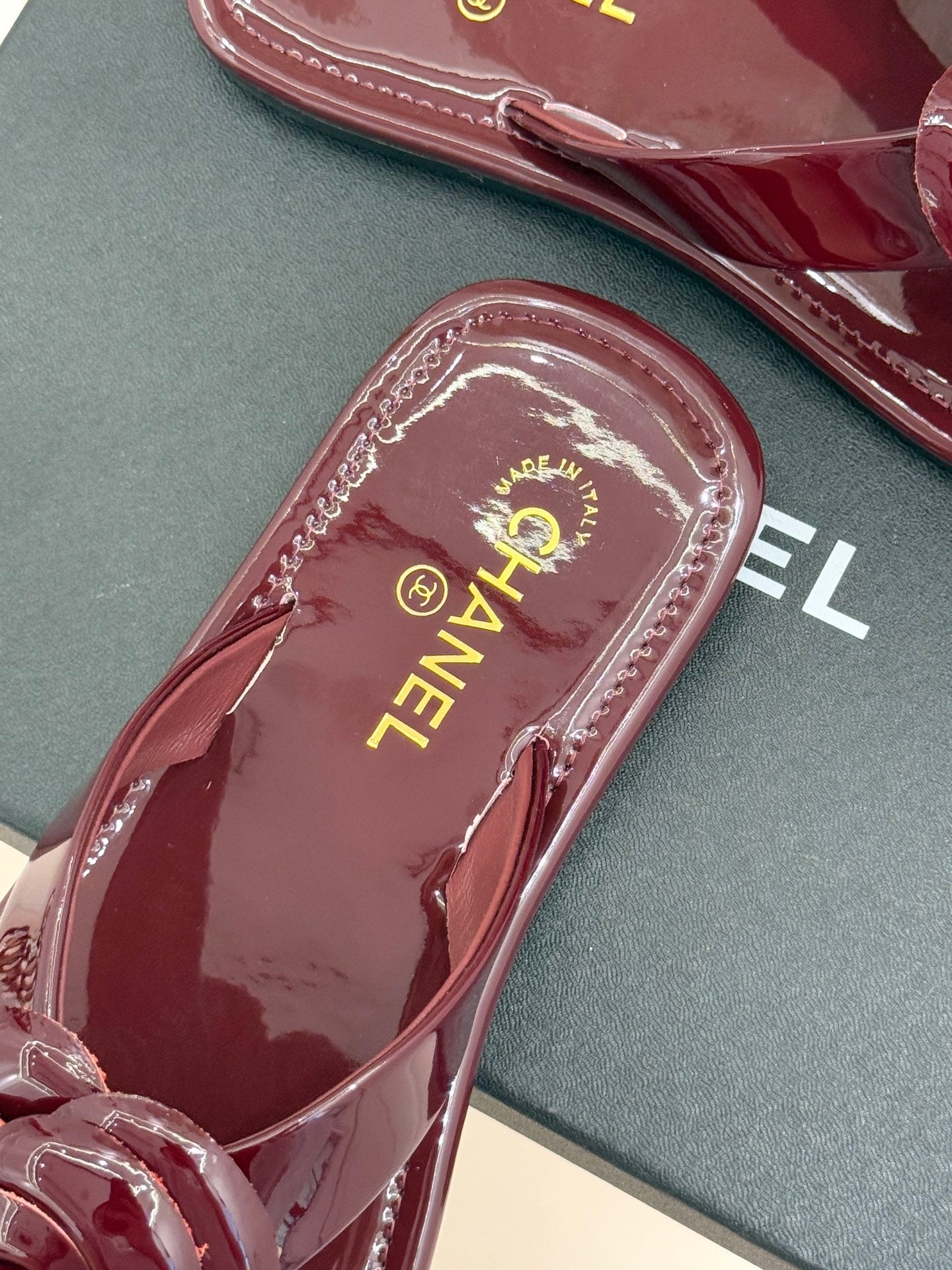 CC 26 Camellia Thong Sandal Burgundy Patent Leather 609992