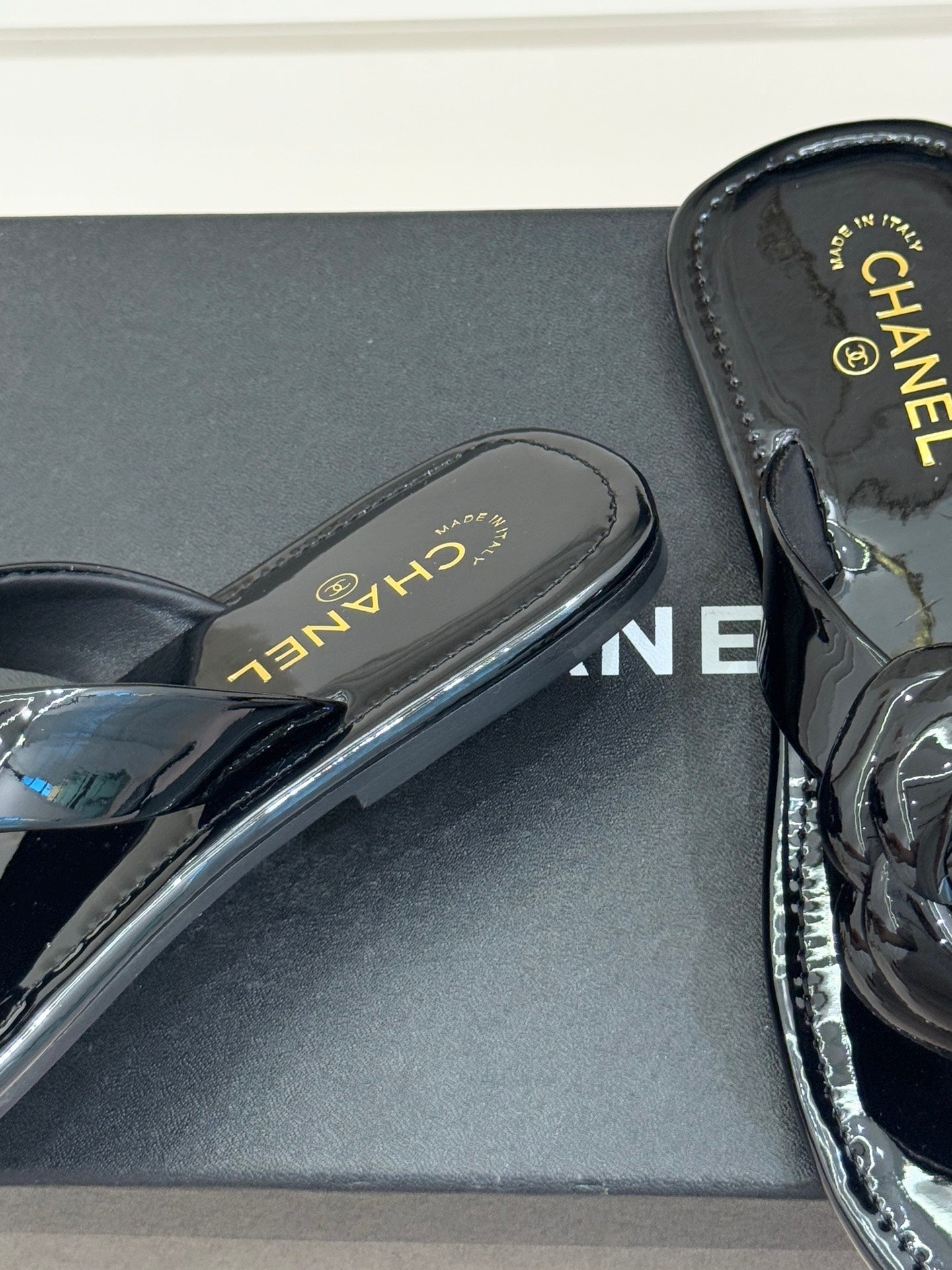 CC 26 Camellia Thong Sandal Black Patent Leather 609993