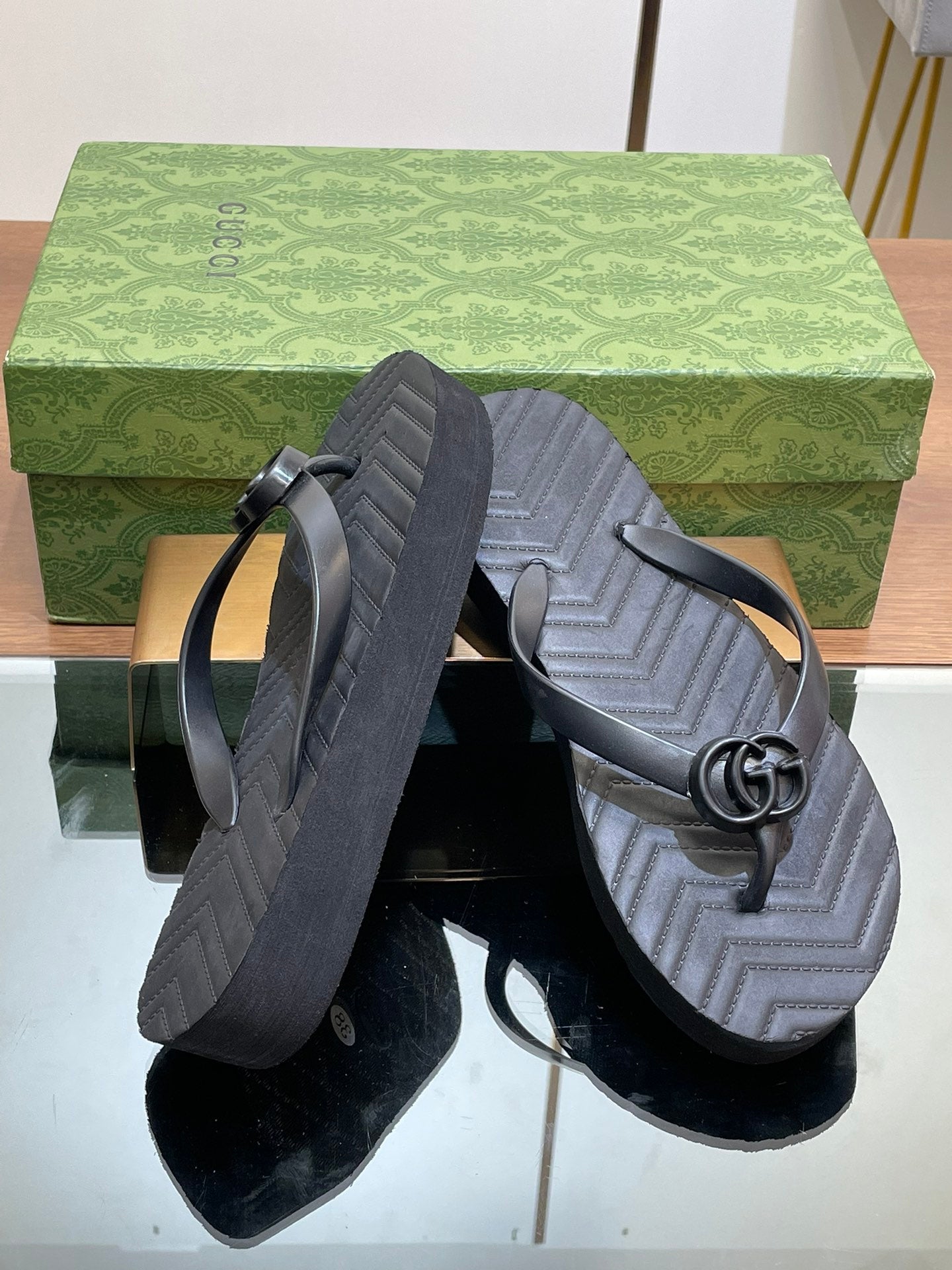 Gucci 2026 Chevron GG Thong Sandals Rubber 699729