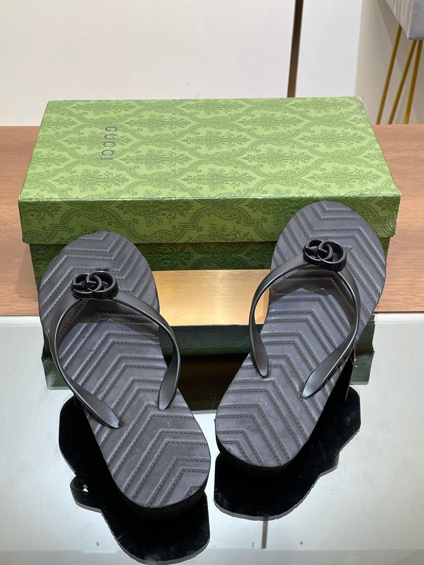 Gucci 2026 Chevron GG Thong Sandals Rubber 699729