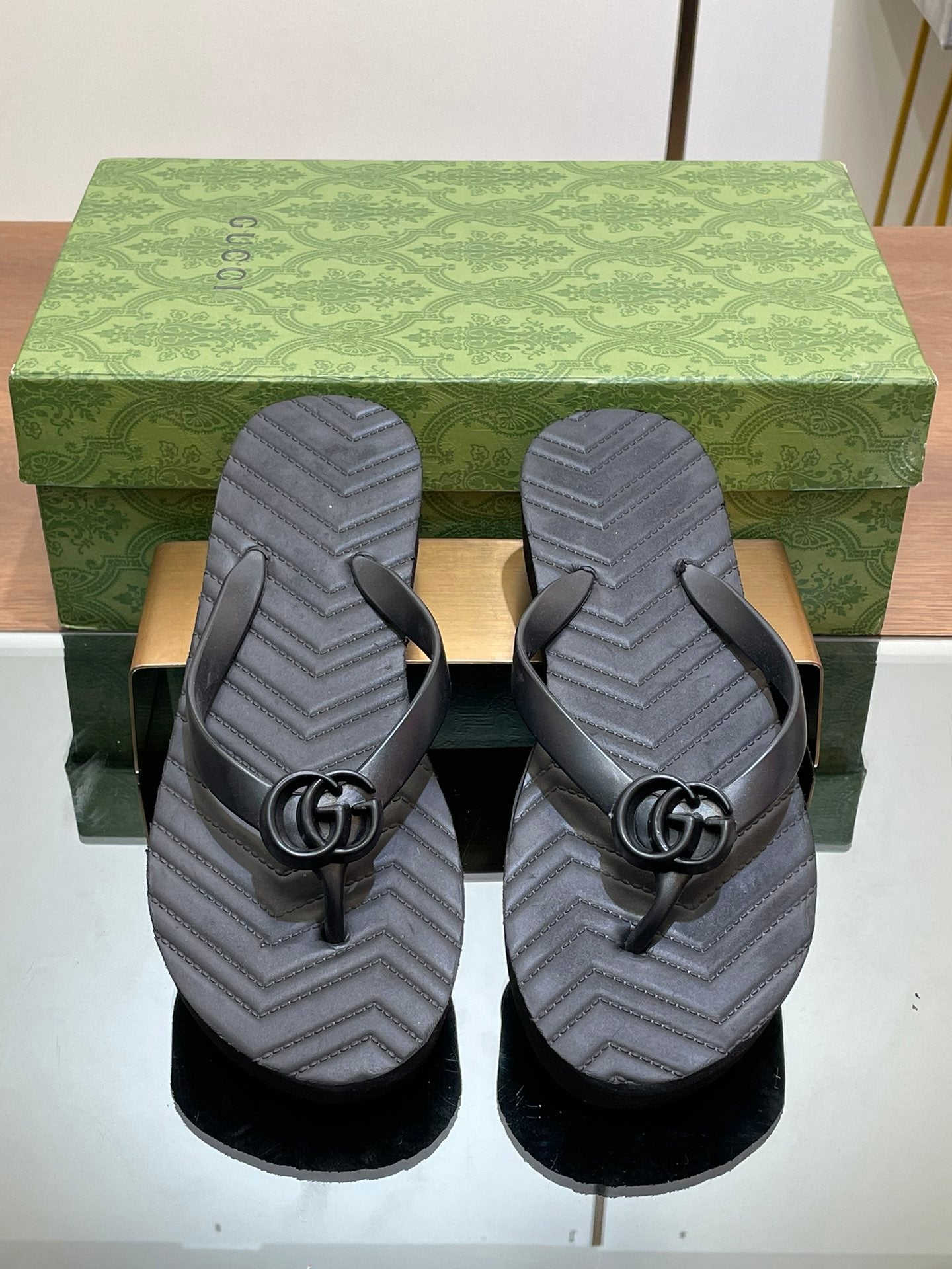 Gucci 2026 Chevron GG Thong Sandals Rubber 699729