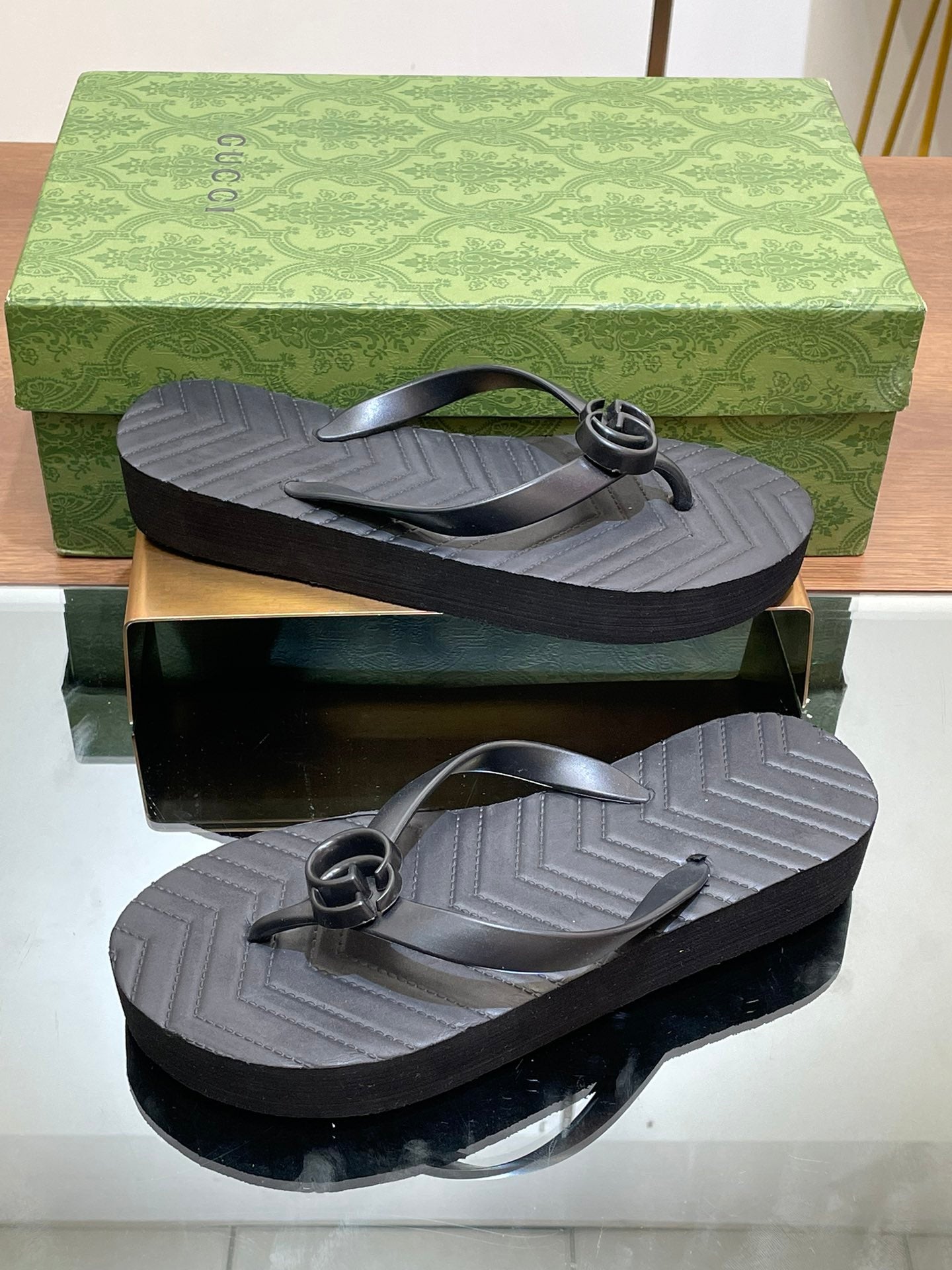 Gucci 2026 Chevron GG Thong Sandals Rubber 699729